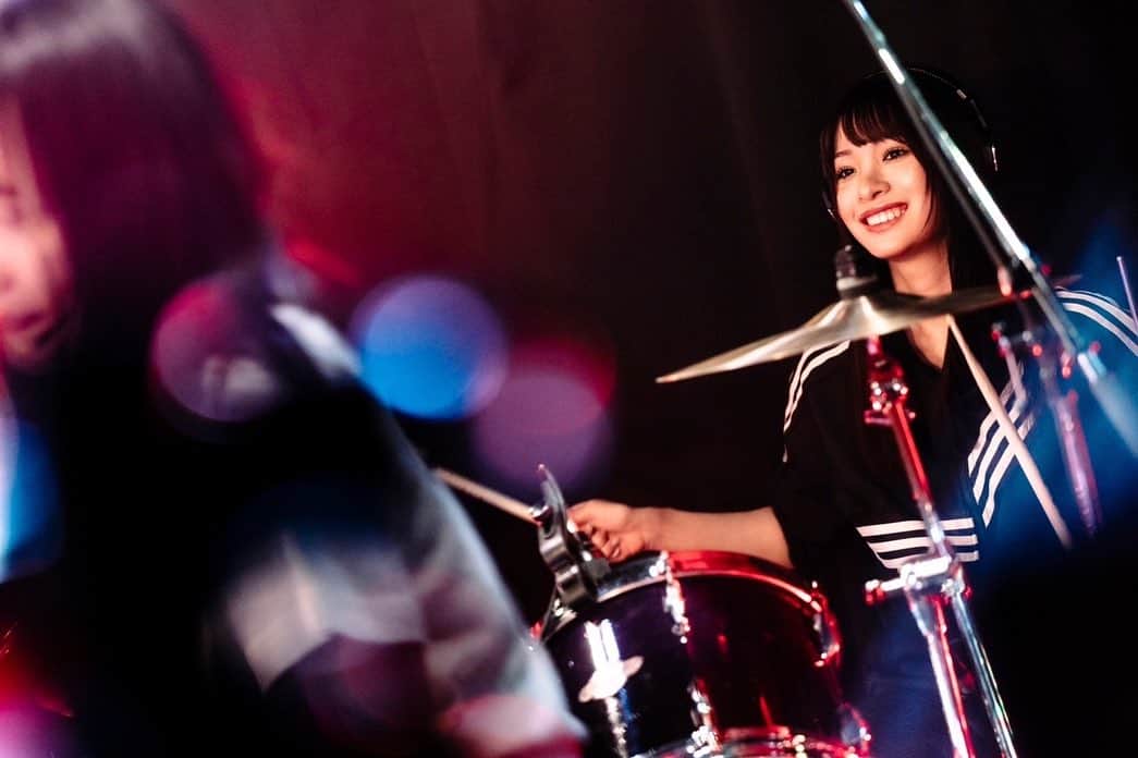 のインスタグラム：「2023.08.04 なつ•ぎゃんびっと祭 ありがとうございました🎸配信の方も♡  12月26日 shibuya eggmanでのワンマン解禁できて嬉しいです🥁楽しみ！  Photo by @sueyoshiryouta」