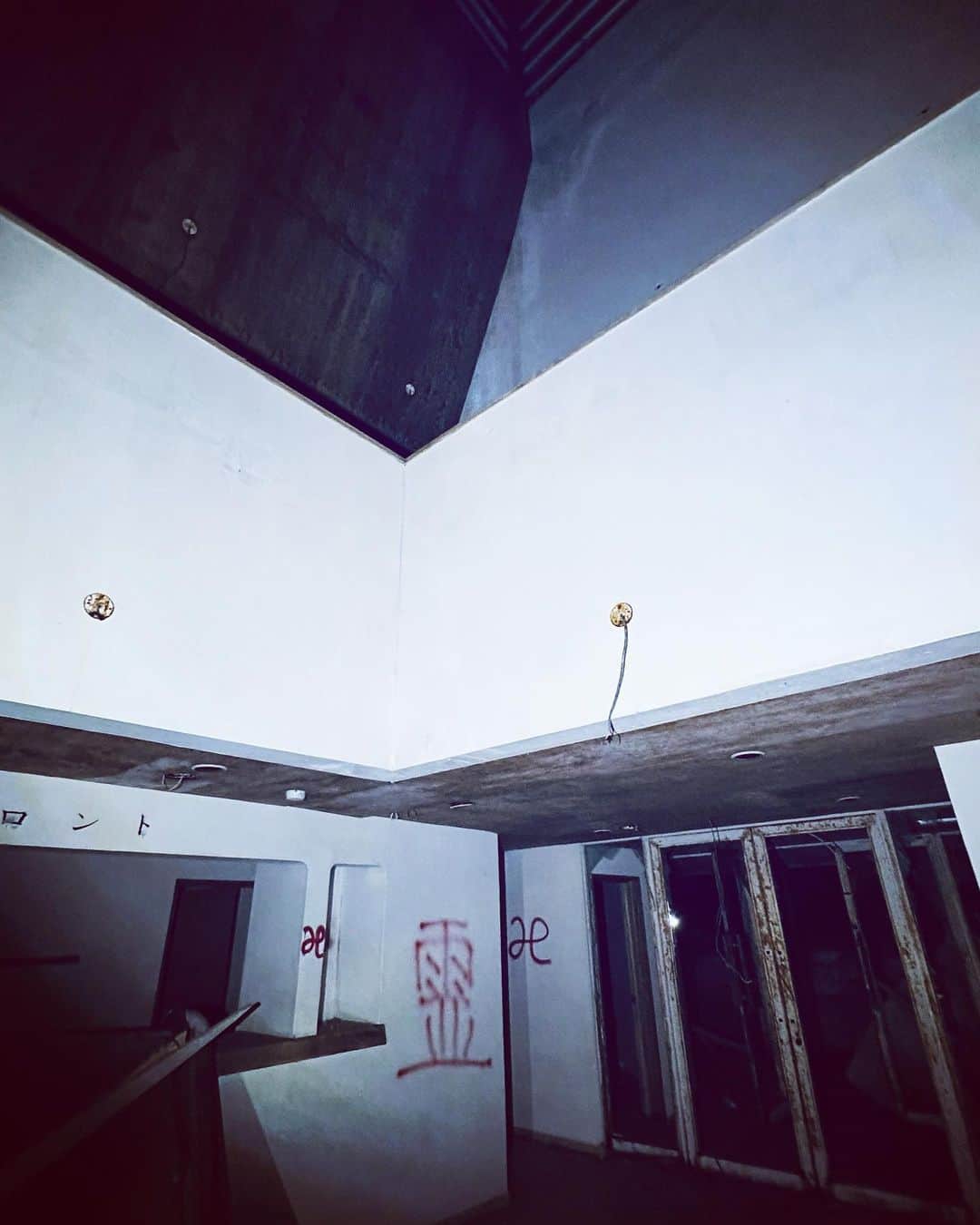 ゾゾゾさんのインスタグラム写真 - (ゾゾゾInstagram)「パンストホテル。2000年頃には廃墟になっていたと言う廃ホテル。正式名称は洞爺ホテルSCANDIA。以前、大量のパンティーストッキングが捨てられていた事から「パンストホテル」「パンスト館」と呼ばれている。ホテルに捨てられていたパンストは殺害された女生徒の物との噂もある。  一見、変な呼び名や信ぴょう性が不明な噂も多い廃墟だがここでは心霊体験が数多く報告されている。#ゾゾゾ #心霊スポット #北海道 #パンストホテル」8月5日 15時05分 - zozozo_photos