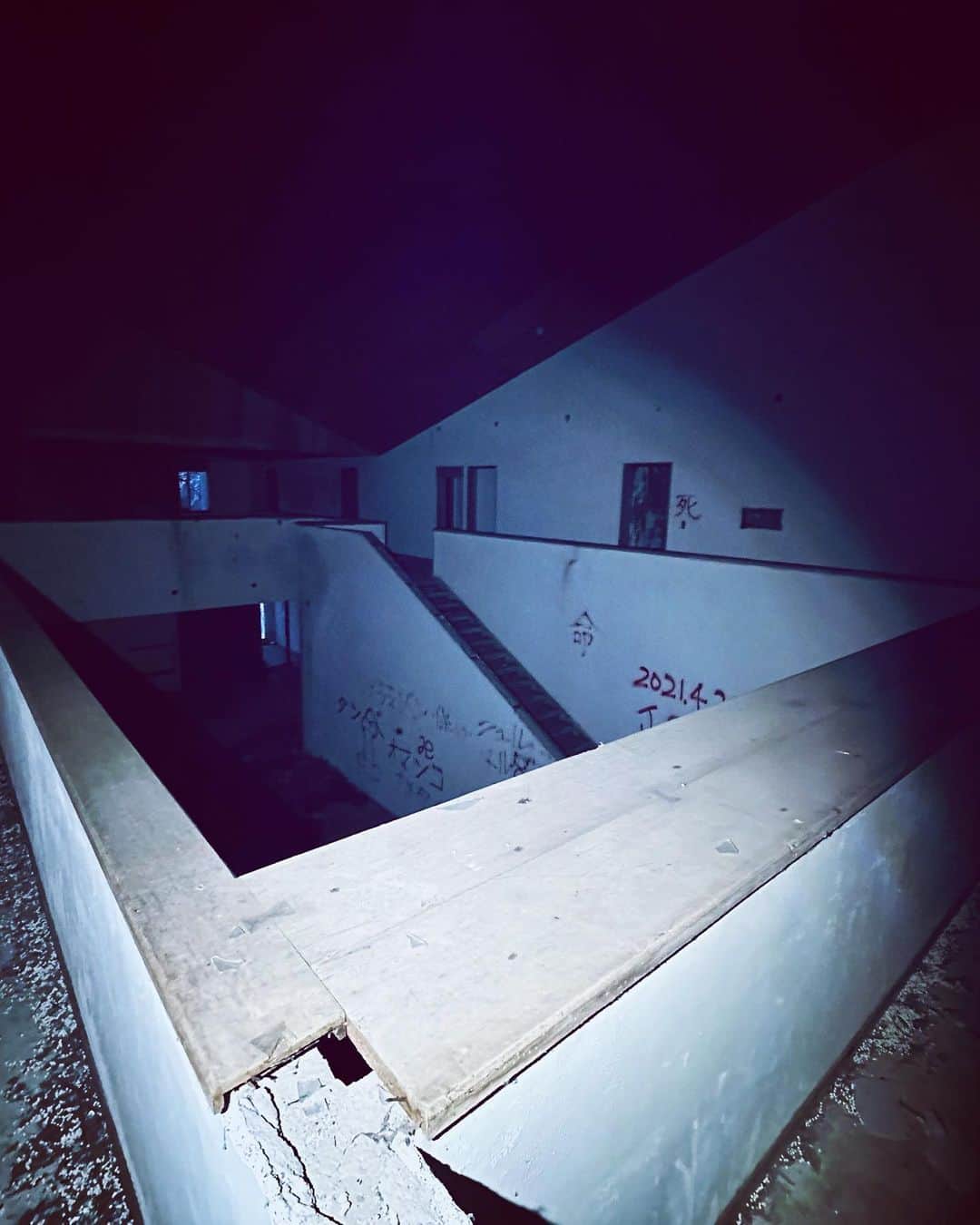 ゾゾゾさんのインスタグラム写真 - (ゾゾゾInstagram)「パンストホテル。2000年頃には廃墟になっていたと言う廃ホテル。正式名称は洞爺ホテルSCANDIA。以前、大量のパンティーストッキングが捨てられていた事から「パンストホテル」「パンスト館」と呼ばれている。ホテルに捨てられていたパンストは殺害された女生徒の物との噂もある。  一見、変な呼び名や信ぴょう性が不明な噂も多い廃墟だがここでは心霊体験が数多く報告されている。#ゾゾゾ #心霊スポット #北海道 #パンストホテル」8月5日 15時05分 - zozozo_photos