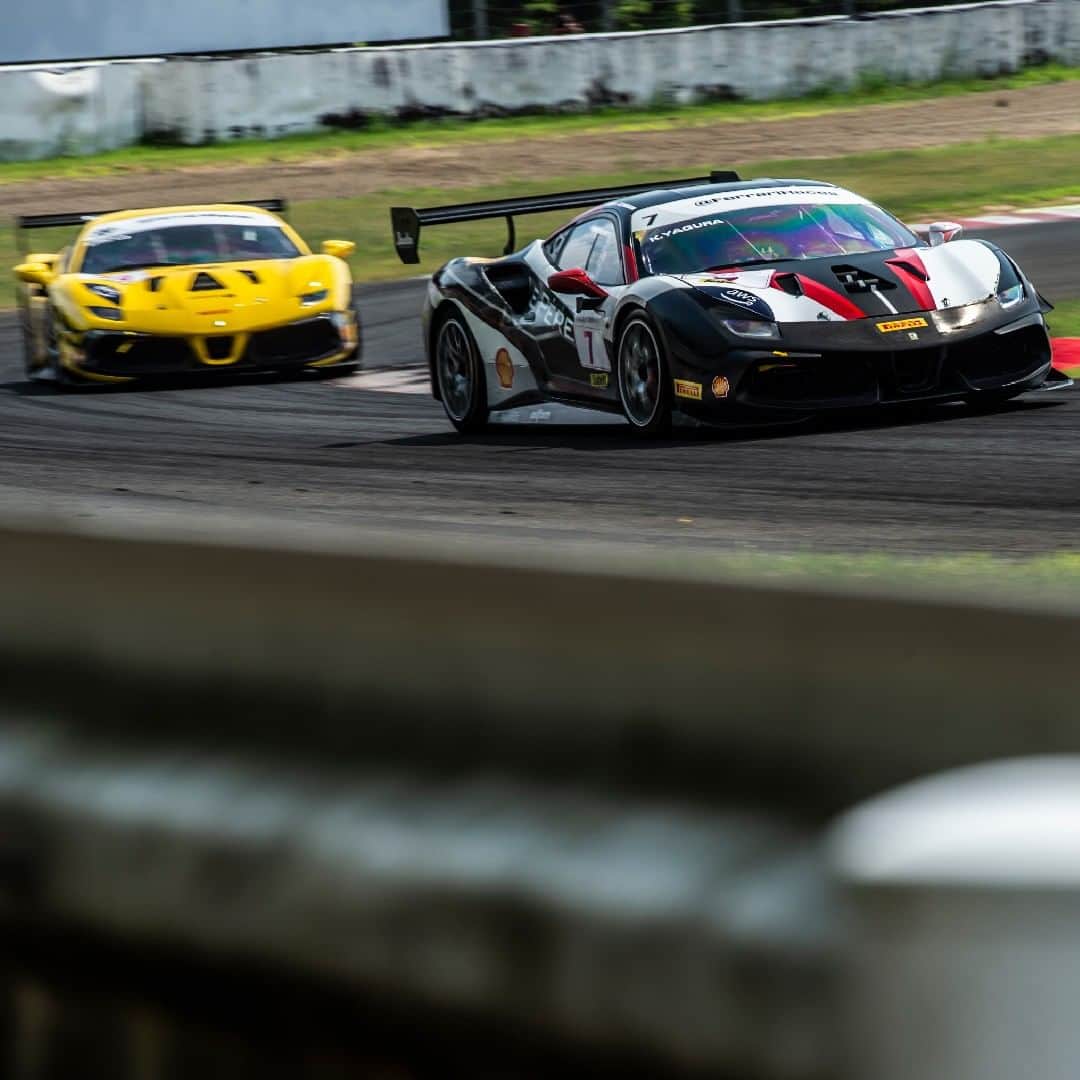 のインスタグラム：「「#ferrarichallenge ジャパンシリーズ」最終回となる第5戦、Day1がスポーツランドSUGOにて開催された。 4つのクラスカテゴリーから計15台のパイロットドライバーが情熱とプライドをかけて挑む2日間。陽炎が立つ灼熱のなか、RACEへの闘争がいま、解き放たれる。  #Ferrari #フェラーリ #FerrariJapan  #Ferrarichallenge #FerrariChallengeJapan #Ferrari488ChallengeEVO #FerrariCorseClienti #FerrariRaces #フェラーリチャレンジ #フェラーリレース #LuxuryLifestyle #LuxuryCars #CarLifestyle #Ferraristi #ラグジュアリーカー」