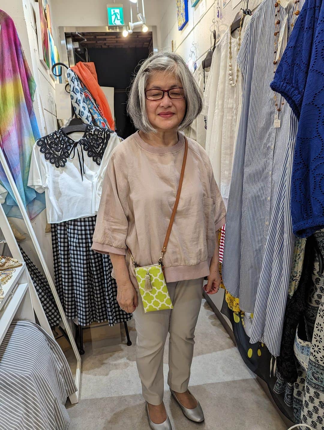 平井富子のインスタグラム：「渋谷から友達のサナエちゃんがアンシャンテに、、  この異常な暑さに対応する、アメリカ開発生地を使った冷感タオルを多数購入して頂きました。 涼しいです〜  また、ステキなスマホ入れ、玄関やトイレに置く、消臭効果が高い備長炭入り花かごを気に入って頂きました。オシャレ〜  また、遊びに来て下さい〜」