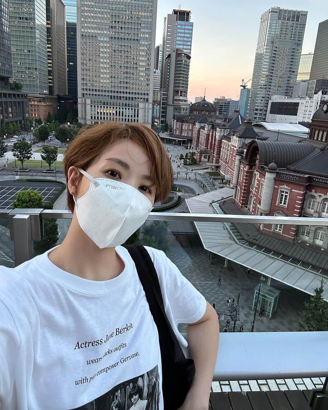キム・ソナのインスタグラム：「#lategram   暑かった🥵7月の日本  어린시절 을 도쿄에서 보냈고, 또 어떤 꿈들을 그리며.. 아르바이트 했던 도쿄역! 시간이 오래지났어도 변치않고  그대로 있던 가게들 ..👍 wow   알바생이 아닌 관광객 모드로  한번 가 보았다..   *눈썹이라도 좀 그리고 ㅜㅜ 눈화장이라도 하고 갈껄... ㅡㅡ   #観光客モード #東京駅 #久しぶり  ps:もともと日本にいたら写真あんまり撮らないんだけど(特に東京)、今回はちょっと撮ってみました(๑>◡<๑)  ps2: mask 거꾸로. ㅋㅋ 낀줄도 모르고.. ㅋ  #未来予想図Ⅱ ♡ #ドリカム」