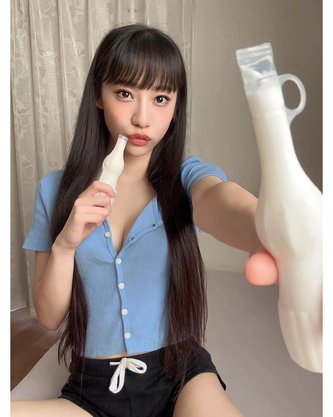 MIYURIのインスタグラム：「ねえねえ、今日はパピコの日なんだって🫣💭  お外暑いからみゆりと一緒にパピコ半分こしよっ🥰 ・ ・ ・ #cyberjapan #サイバージャパン #cjd_miyuri」