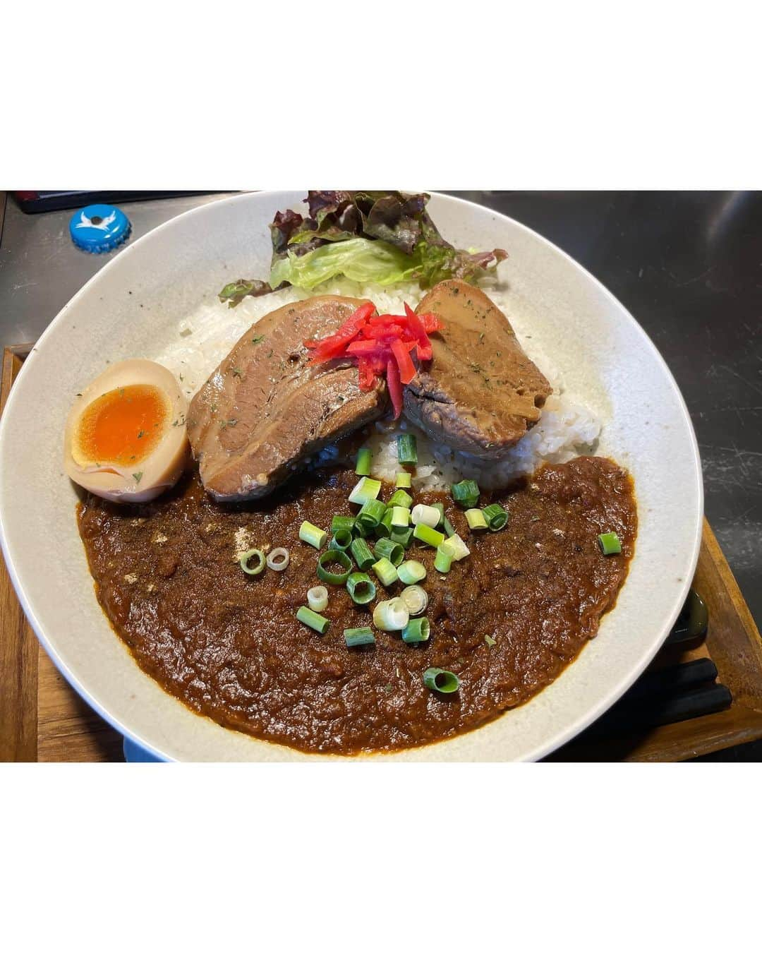 青山草太のインスタグラム：「東京都町田市。JR町田駅近くにあるカレー屋。  「ロックなカレー屋YASSカレー」  ロックなカレーと聞くと めちゃくちゃ辛いカレーを 提供してくれるカレー屋なのか？ …と思いきや  スパイシーなんだけど辛くない様にブレンドしてあったり 固形かと思わせるほどのとろみは 小麦粉不使用で野菜のとろみ。 なので胃にやさしくもたれない様にされているみたい。  優しさの塊みたいなカレーを 頂きました^_^  #青山草太#sotaaoyama #東京#町田#tokyo#machida #カレー#curry #ロックなカレー屋 #yassカレー #角煮カレー #とても#美味しく#頂きました」