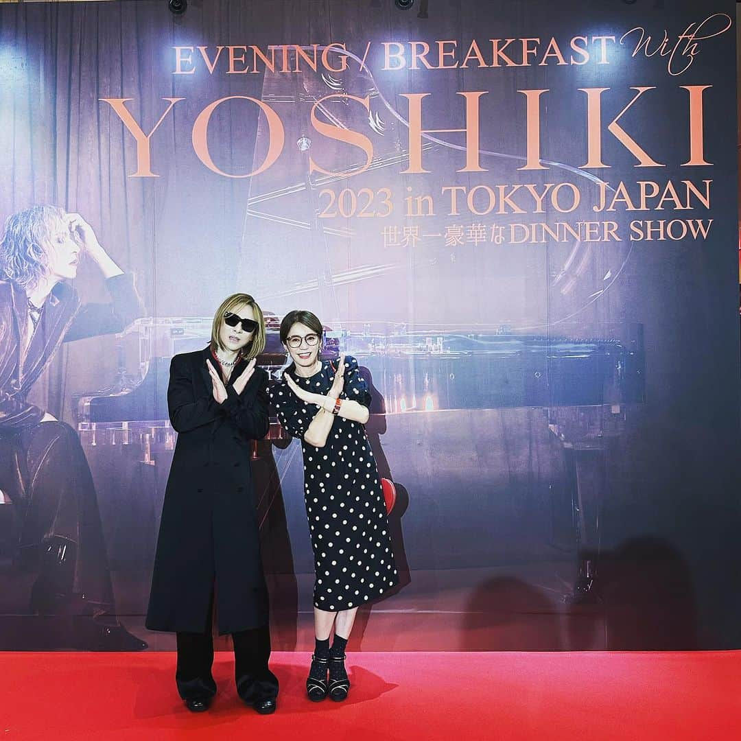 田中杏子さんのインスタグラム写真 - (田中杏子Instagram)「@yoshikiofficial さんのディナーショーは、 毎回笑って盛り上がって、最後には泣いちゃうんだよね。  こういう情感を揺さぶれる人のことを、真のエンターティナーって呼ぶんだね💕💕💕 素敵な時間をありがとうございました。  ディナーショー初日はMステ生出演も相まって、会場に　@thelastrockstars がやってきて生演奏もきけて、色んな意味でおいしかったです。あと @xy___official ももちろん出たよー❗️  #yoshiki #akotanaka #thelastrockstars」8月5日 15時09分 - akoakotanaka