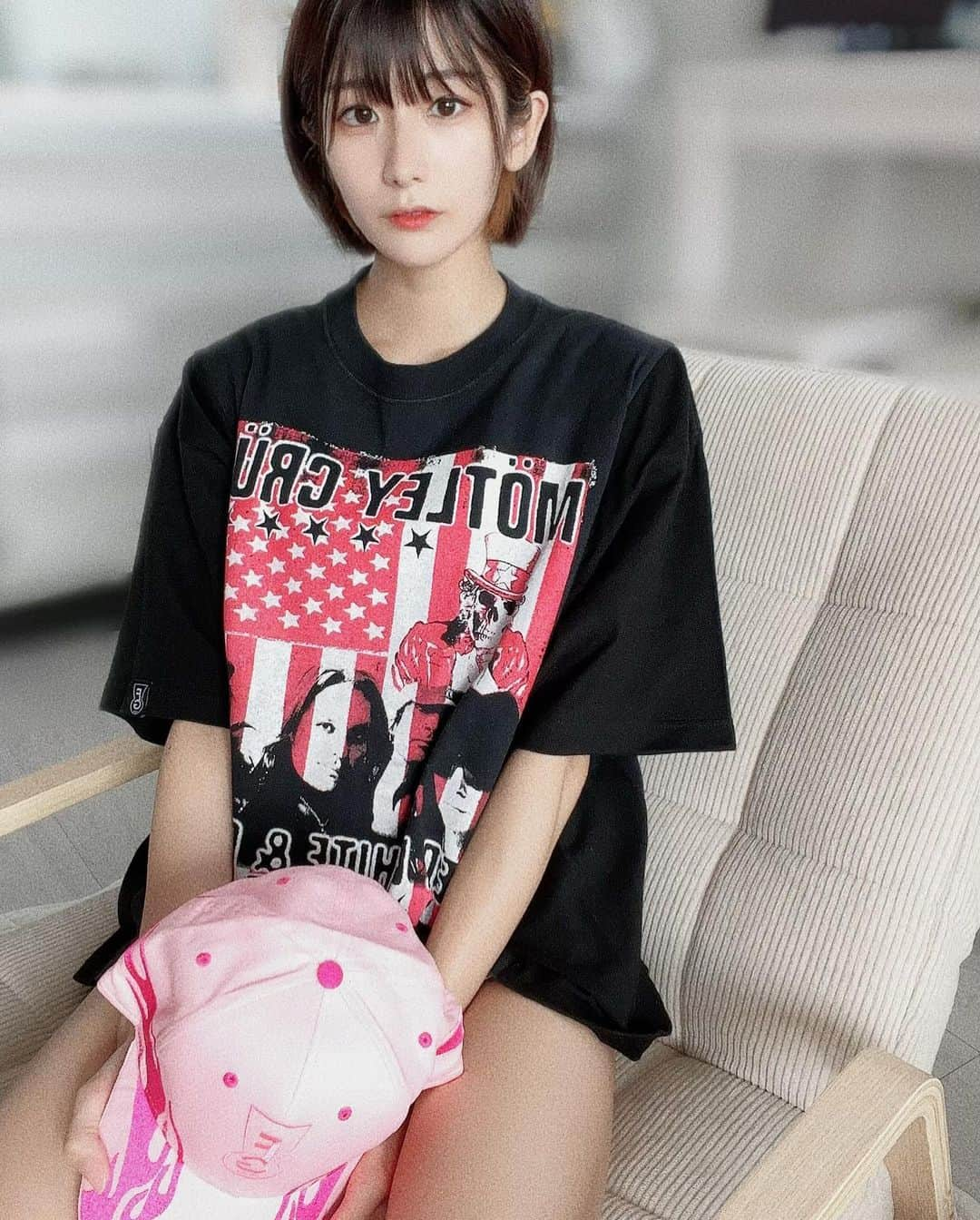 来栖うさこさんのインスタグラム写真 - (来栖うさこInstagram)「【PR】 . . . バンドTシャツのリメイク カッコイイデザインを リメイクしてまた着れるの素敵🤩🩷  FRIGG RE 🔥  誰かが着れなくなったり、 必要なくなったアイテムを再構築して 新しい価値を提案するブランド  Docking t-shirts(ドッキング Tシャツ) 👇 海外有名 バンド の Tシャツ を リメイク し 他の生地に " ドッキング " した 一品物の  ロックテイスト Tシャツ カットソー‼️  @frigg_re_official  @lance.pr.81   FRIGG RE-keyhole cap- pinkも…🩷  #friggre #バンドTシャツ #バンドtシャツスタグラム  #リメイクTシャツ #ショートヘア #ふとももフェチ #ショートパンツ #夏のコーデ #cap #キャップ女子」8月5日 15時13分 - kurusu_usako