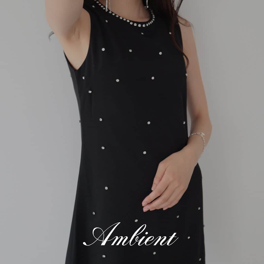 デュラスアンビエントのインスタグラム：「#ビジューノースリーブミニドレス <White, Black>  煌めきを纏ったシンプルなミニドレス。  小粒のビジューを全面にあしらい、動くたびにキラリと光るデザインに心が躍ります。  ビジューは打ち込み仕様で取れにくく、裏地付きなので金具は肌に当たることなく、快適にご着用いただけます。  ＿＿＿＿＿＿＿＿＿＿＿ ✔︎ @ambient_styling #AMBIENT #ambient_official #ambientstyle #アンビエント #ドレス #お呼ばれドレス #デートコーデ #黒ドレス」