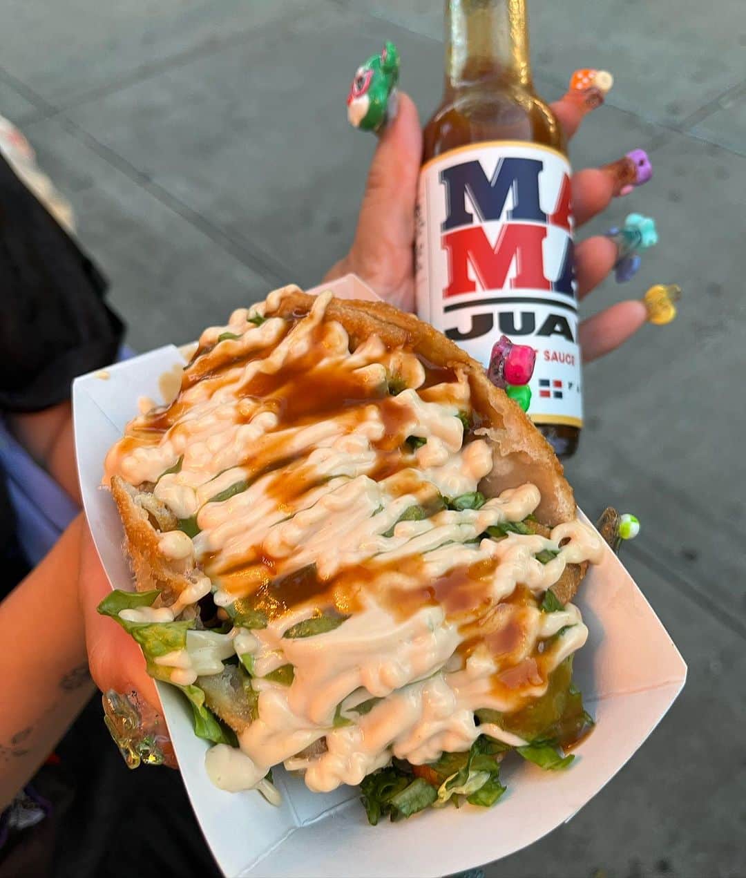 もみじ真魚さんのインスタグラム写真 - (もみじ真魚Instagram)「『#DAY1575/「Great food truck and sauce」』  もみじ真魚/MaoMomiji 2023年8月5日 02:09  They're making empanadas into tacos! Is that the best you've ever had?"  Camilo's recommended food truck, ELPATIO, is the place to end the day! We had it with the hot sauce he made. Crispy empanadas, juicy meat and cheese, and spicy sauce. It was a great day ✨.  「エンパナーダをタコスにするだって！最高か！？」  カミーロオススメのフードトラック「ELPATIO」が今日の〆！彼の作ったホットソースと共にいただきます。サクサクのエンパナーダにジューシーなミートとチーズ、そしてスパイシーなソース。最高の一日になりました✨  #日刊ごはんが好き #foodie #foodieart #dailyilovefood  #毎日更新 #foodillustration #fooddrawing #もみじ真魚 #maomomiji #飯テロ #美食 #mamajuanahotsauce #elpatio」8月5日 15時16分 - maomomiji