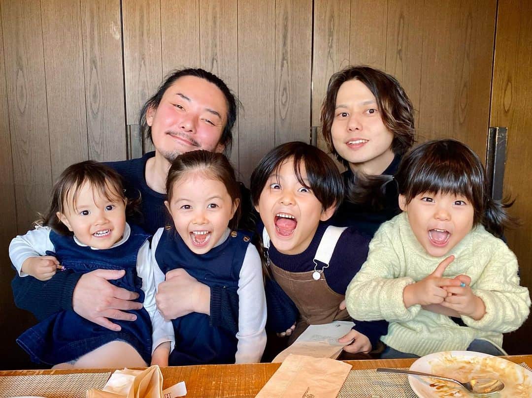 木村直人のインスタグラム：「なんだよそれ。  ずりーよな。お互い結婚時期も同じ、お腹にいる時も会話してた。  正直一年に一回新年会やるのが楽しみだった。  4人の成長を、確かめ合う様に僕らも成長してきた。  支えられたものが多くあります。  なんだろう涙が止まらないよ。  大人になって再会したニナにおじさん呼ばわり、パパの方がかっこいいと言われるのを楽しみにしていたのに。  第一報受けても「言葉がないよ」としか言えず、家の周りのAED調べたり、嘆願したりしていた。  そんなことしかできないが、とにかく安らかにと言うほかない。  子供らにもしっかり伝えて彼女の生き様は残しておく。  どうぞ安らかに。  あー。もう上手く書けないわ。  涙でぐちょぐちょ。  さよならは言わないよ。  また会おう。  木村家一同より」