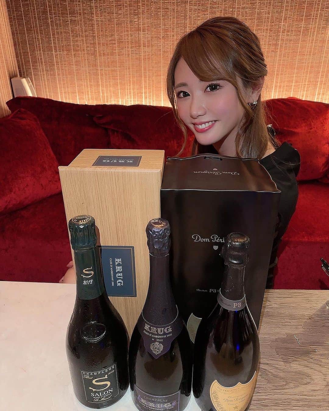 Reiのインスタグラム：「キャバ嬢人生で飲んだ1番高級なお酒🥹❤️  最高な締め日をありがとう🩷 7月来てくれたお客様達本当にありがとう🥲🩷  . .  #🥇 #7月 #締め日」