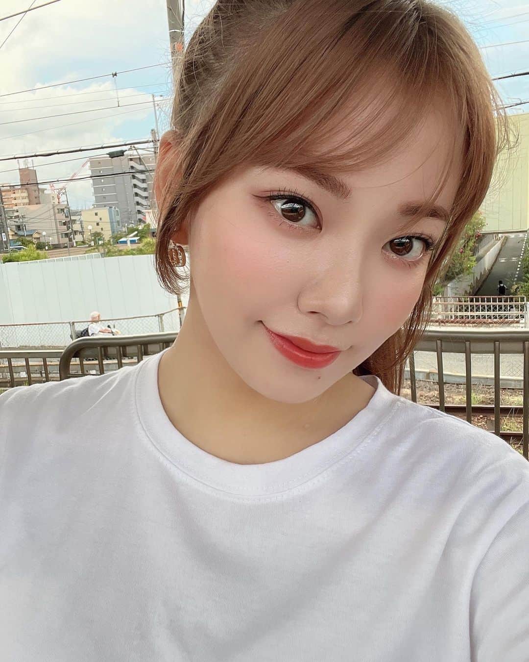 萩尾美聖のインスタグラム：「大好きなお姉さん2人が働いてるクリニックずっと行きたくてやっと行けたのー♡  東京で肌管理だったりヒアルロン酸するならカウニスクリニックがおすすめ🫶🏻  @_biyouchan_  @iyou__k  みんなも美容のこととか気になることあれば2人に相談してみてね🩷」