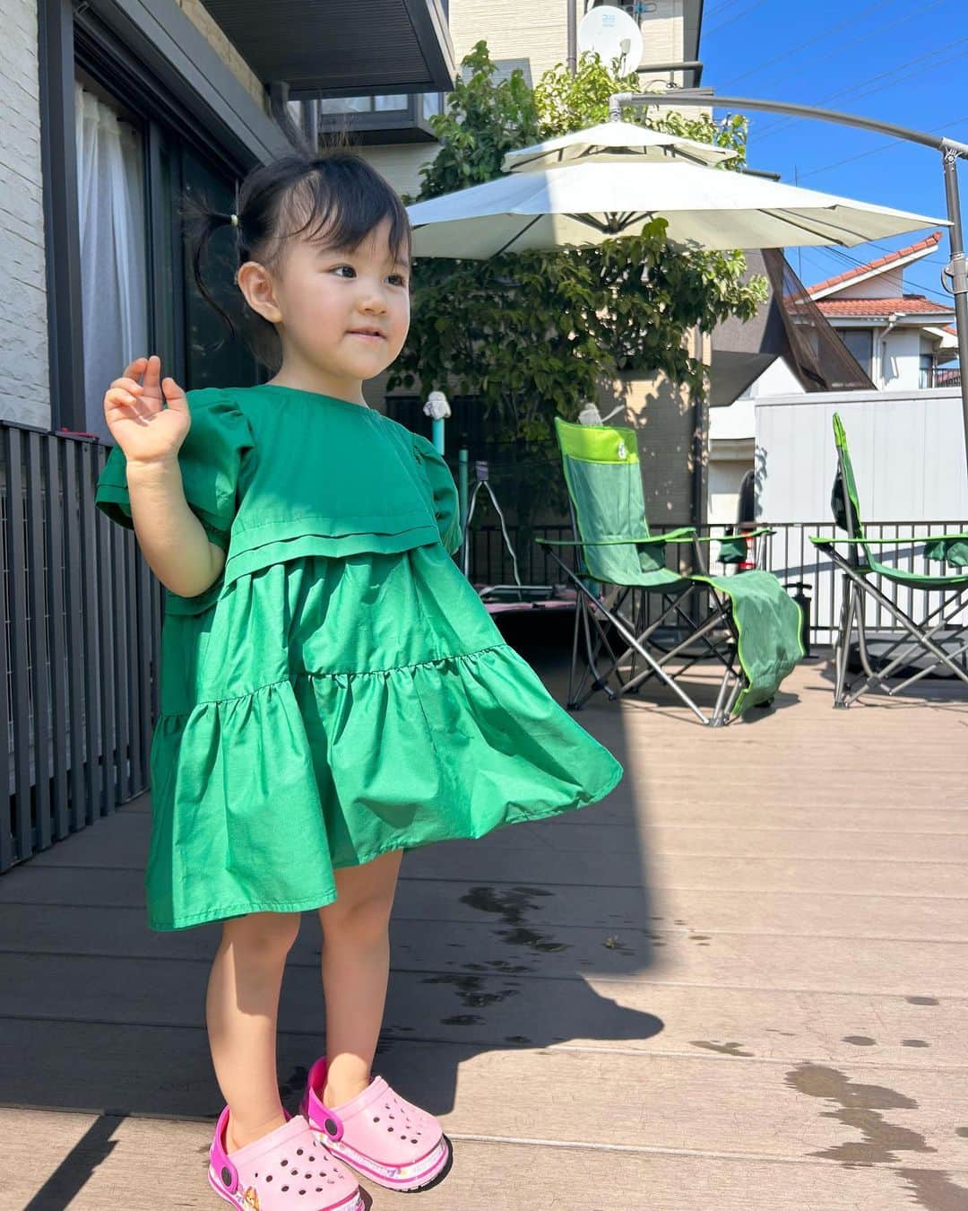 のインスタグラム：「3歳1ヶ月🙌 トイレトレーニングも苦労せずオムツもすぐ外れて、よく喋り歌い踊り、毎日10歳も離れた姉と喧嘩し、すくすく育っている次女♡ 夫に中身が似すぎて、本当にユニーク♡変な顔ばっかりするし、おちゃらけ好き✨ 来年、幼稚園が始まるまでみっちり遊び倒します♡  #次女#3y1m」