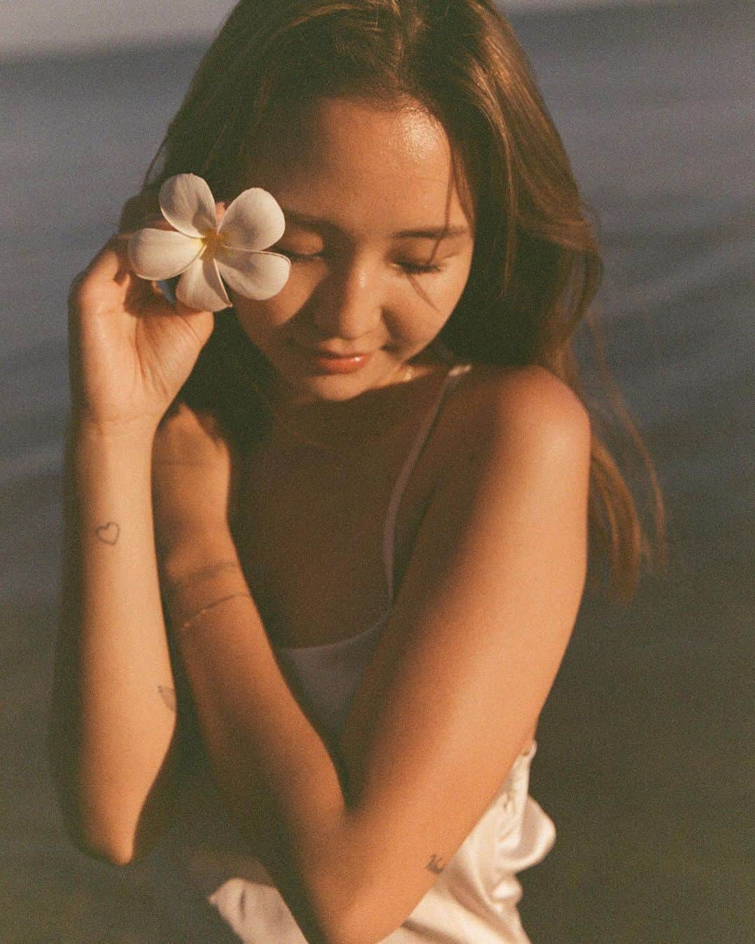 宮崎絹子のインスタグラム：「恋焦がれ🌜Mood photo by @kealohi.photo  #Hawaii #ハワイ #sunset」