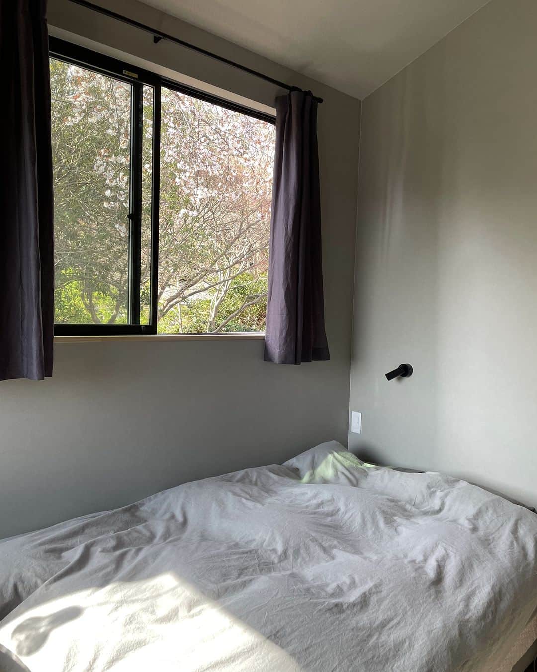 ムクリ［mukuri］さんのインスタグラム写真 - (ムクリ［mukuri］Instagram)「家から巣立つその日まで快適に。勾配天井と窓からの眺めが心地よい個室〜素朴さの中に小さな贅沢を散りばめた２１坪の平屋（hy___home21さん）  yumiさんのお家の２つの個室は 朝日とともに目覚められる環境。 東に面して並べて配置してあります。  図面上でみると ほぼ同じ広さの2つの個室ですが 受ける印象は全く違います。  今回はそのうち娘さんの個室について お伺いしました。  上のお子さんたちと同じように あと数年で巣立って行くであろう娘さんには できるだけ快適な環境で暮らしてほしいと、 東の眺望と南の森が見える東南の部屋に。  大学生である娘さんがオンライン授業を 気持ちよく受けられる環境を整えました。  インテリアのテイストやカラーも 娘さん好みにものに。  勉強をする時間、本を読む時間、 音楽を聴く時間と、シーンごとに 使い分けができるよう考えられた 照明計画のお話も とても参考になりますよ♩  ぜひ参考にしてくださいね。  @hy___home21 さん ありがとうございました！  （編集：kaori）  ▶詳細はプロフィールのURLよりご覧ください プロフィールはこちらから @mukuri_official ・  –––––––––––––––––– ムクリ公式アカウントでは くらしの中にある"好き"や"コダワリ"を毎日お届け。  インテリア、整理収納から家づくりなど 日常で参考になる情報から サラッと読める短編コラムまで ご紹介していますのでフォローしてぜひご覧ください。 ▶︎ @mukuri_official ・  「 #ムクリ 」のタグもいつも楽しく拝見しています☺️  オリジナルブランドは @daily_mukuri  くらしの中にあったらいいいな、 そんな商品を企画・制作、集めています。 ––––––––––––––––––  #平屋#平屋暮らし#子供部屋#マイホーム#くらしの編集#ムクリ」8月5日 21時05分 - mukuri_official