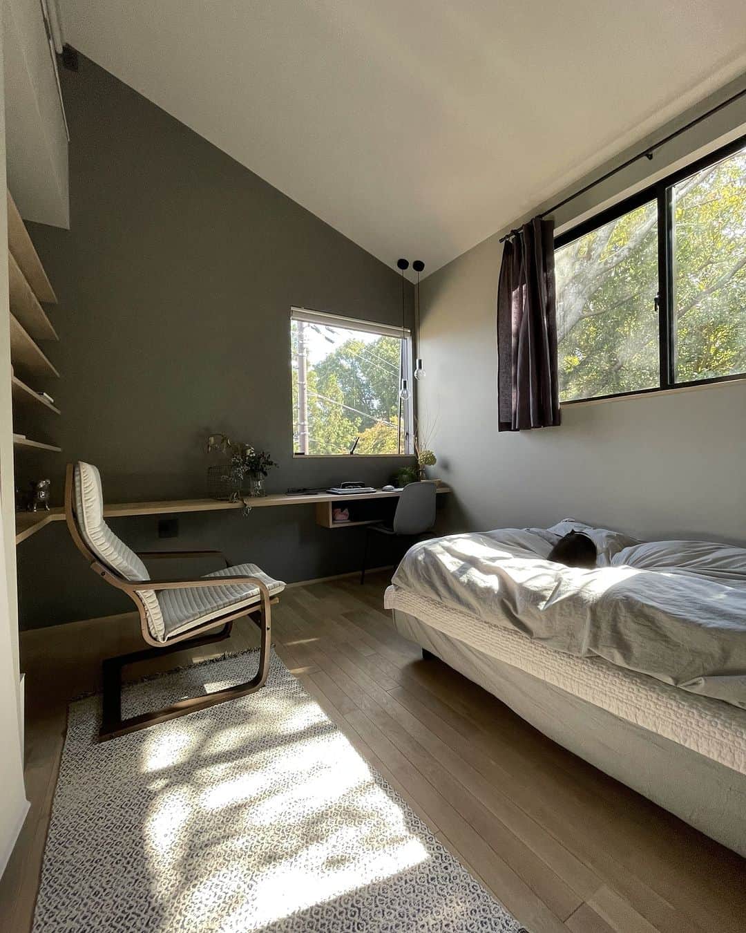 ムクリ［mukuri］さんのインスタグラム写真 - (ムクリ［mukuri］Instagram)「家から巣立つその日まで快適に。勾配天井と窓からの眺めが心地よい個室〜素朴さの中に小さな贅沢を散りばめた２１坪の平屋（hy___home21さん）  yumiさんのお家の２つの個室は 朝日とともに目覚められる環境。 東に面して並べて配置してあります。  図面上でみると ほぼ同じ広さの2つの個室ですが 受ける印象は全く違います。  今回はそのうち娘さんの個室について お伺いしました。  上のお子さんたちと同じように あと数年で巣立って行くであろう娘さんには できるだけ快適な環境で暮らしてほしいと、 東の眺望と南の森が見える東南の部屋に。  大学生である娘さんがオンライン授業を 気持ちよく受けられる環境を整えました。  インテリアのテイストやカラーも 娘さん好みにものに。  勉強をする時間、本を読む時間、 音楽を聴く時間と、シーンごとに 使い分けができるよう考えられた 照明計画のお話も とても参考になりますよ♩  ぜひ参考にしてくださいね。  @hy___home21 さん ありがとうございました！  （編集：kaori）  ▶詳細はプロフィールのURLよりご覧ください プロフィールはこちらから @mukuri_official ・  –––––––––––––––––– ムクリ公式アカウントでは くらしの中にある"好き"や"コダワリ"を毎日お届け。  インテリア、整理収納から家づくりなど 日常で参考になる情報から サラッと読める短編コラムまで ご紹介していますのでフォローしてぜひご覧ください。 ▶︎ @mukuri_official ・  「 #ムクリ 」のタグもいつも楽しく拝見しています☺️  オリジナルブランドは @daily_mukuri  くらしの中にあったらいいいな、 そんな商品を企画・制作、集めています。 ––––––––––––––––––  #平屋#平屋暮らし#子供部屋#マイホーム#くらしの編集#ムクリ」8月5日 21時05分 - mukuri_official