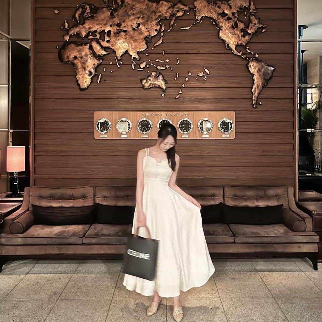 KANAKAのインスタグラム：「@louere.official のワンピースでホテルディナー行ってきた☀️  ハイウエストでスタイルアップ抜群のワンピース🫶🏼  フレアがお上品でホテルディナーにピッタリだった🥰  ZOZO TOWNにてセール中です❕  #louere #junoah #ワンピース #ワンピースコーデ #celine #セリーヌ #ルエレ #タイアップ #夏コーデ」