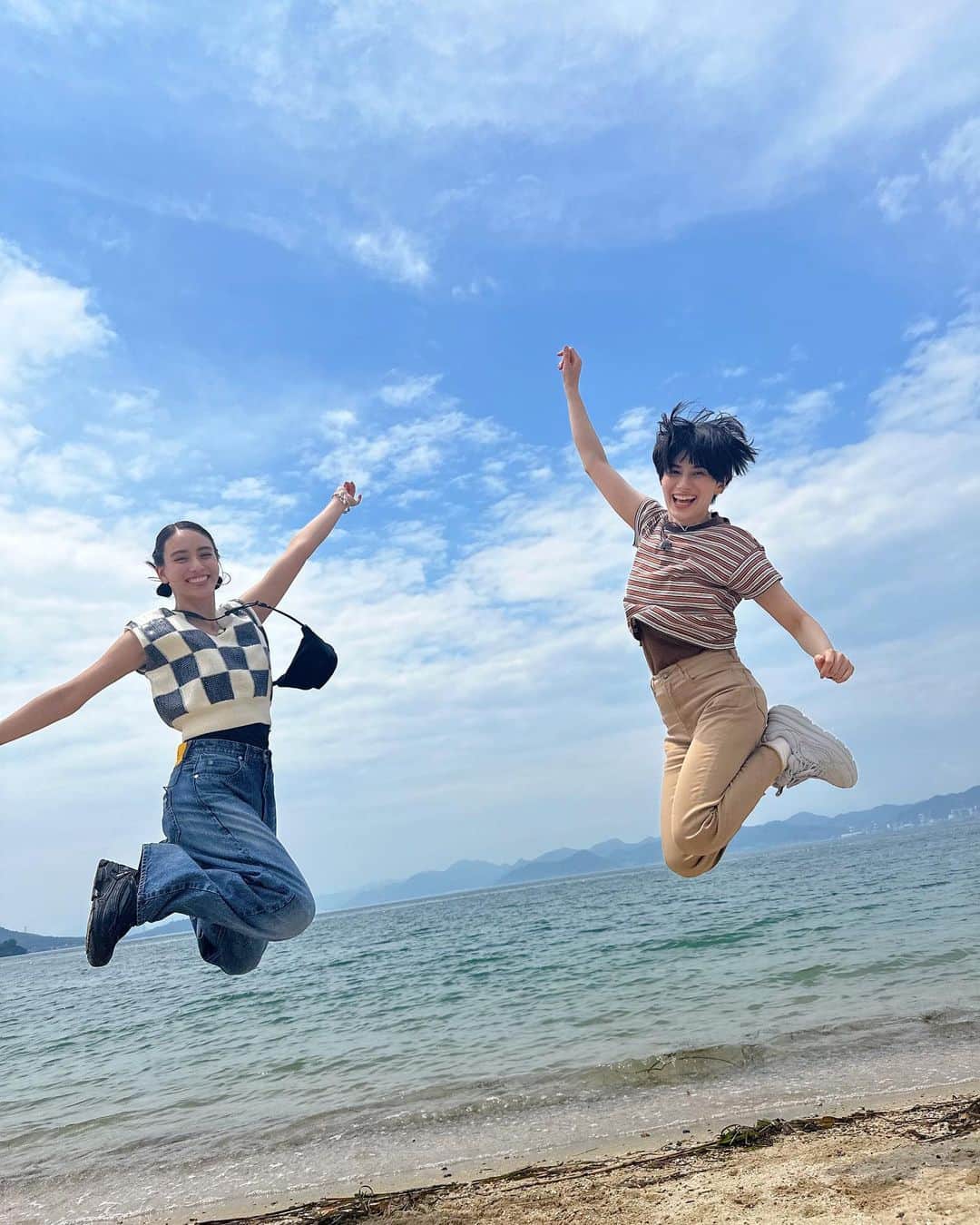滝沢カレンのインスタグラム：「沸騰ワード10にて、 大好きになったホランさんとせっかち旅に行ってきました🍋🌊  ホランさんは普段からせっかちな 性格なため、色々な段取りを気にする人です☺️  でもそんな早い動きの人があまり 周りにいなかったので私は実は居心地よくて大好きになりました🌿😊  こんな早く時を刻んでもいいんだ、と 発見があったり、一日じゃ無理だよ、を 無理じゃなくさせたりと、急ぎ行動ならではの よさもあるのかもしれません✨  ほんとにみなさまの想像とおり早口です😂  なので言いたいことは全部言えるような スピードもありますし、一緒にいると 面白いことしかありませんよ😋🎈  みなさんも一度ホランさんとご飯して言葉の速さを体験してほしいくらいです🤭🤭  最初はせっかち具合に私なんて目にも入らないんだろうなと思ってましたが、今となっては優しいそしてだれよりも頼れるくらい強いお姉さんになりました😙♡(お姉さんということは本人には許可得てないので独断)  一緒に映画を見たり、お笑いライブに行ったりと生活の中にもホランさんがいます☺️♡  夢も叶えてくださり、 ありがとうございました🥰🐬🏖️  また一緒に旅行きましょう☺️」