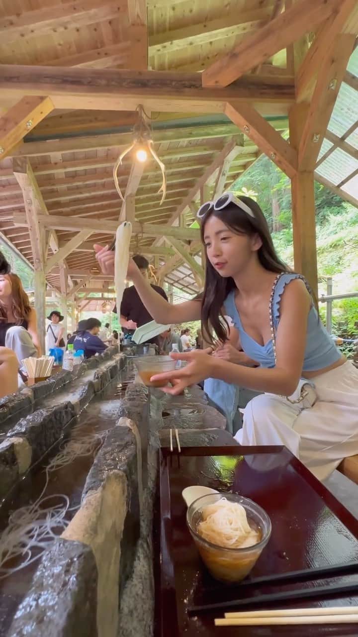 めいのインスタグラム：「🇯🇵Japan natural noodle in summer.  今年的夏天你要怎麼過！？ 全世界只有日本才有的流水麵線（夏日限定） 日本什麼都有　什麼都不奇怪　什麼都驚豔　什麼都好拍　什麼都美味☺️ 只有水質清澈才有辦法這樣吃！  今年の夏はどうやって過ごすの！？ 今夏しかない！日本しかないの流しそうめん‼️ こんなに長年住んでいて初の流しそうめん🥹 日本色々がある、いつも驚きばかり❗️  ・ ・ ・ ・ ・  —  #instapic#動画#reels#寫真#portrait#사진#景色#写真#portraitfestival#リール#movie#portraitmood#beauty#世界一周#流しそうめん#photography#섹시#photo#bikini#フォロー#撮影#model#カメラ好きな人と繋がりたい#旅行好きな人と繋がりたい#sea#follow#portraitsedition#タビジョ#shooting」