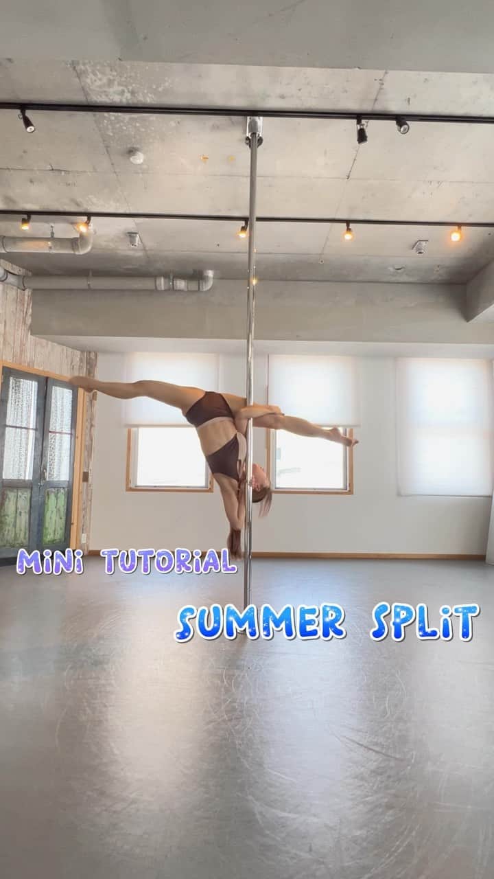 のインスタグラム：「ちょこっと How to動画🪼  今回は #pdsummersplit 🏖️ 夏真っ盛り☀️てことでサマースプリット😊  挑戦したよー！出来たよー！ のタグ付け待ってます🫡💕　  Wearing @porriz_official   #poledance #pdtricks #pdtutorial  #spinningpole」