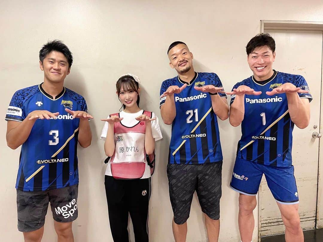 原かれんさんのインスタグラム写真 - (原かれんInstagram)「᯽ 🫧🏐パナソニックパンサーズの皆様とぴろぴろして頂きました🐾🏐🫧 . . .  清水邦広選手、兒玉康成選手、中村駿介選手 ありがとうございました😊⭐️✨ . 応援してます！(՞ ܸ.ˬ.ܸ ՞)ノ🏐 . . . ♡2023.7.30♡ ☁️ #よしもとスポーツフェスティバル  #よしもとスポーツ  . Yoshimoto Sports Festival '23 . ☁️ . . . . . . #原かれん #かれんたん  #idol #ピンク #pink  #アイドルメイク #ロングヘア  #暗髪 #茶髪ロング #ポニーテール #ピンクコーデ #tanukistudio #ジャージ #スポーツ女子 #アイドルヘア  #아이돌 #팔로우 #일본 #오오티디 #오사카 #좋아요 #셀카 #01   #清水邦広 選手#兒玉康成 選手#中村駿介 選手 #パナソニックパンサーズ」8月5日 21時09分 - karen_hara315