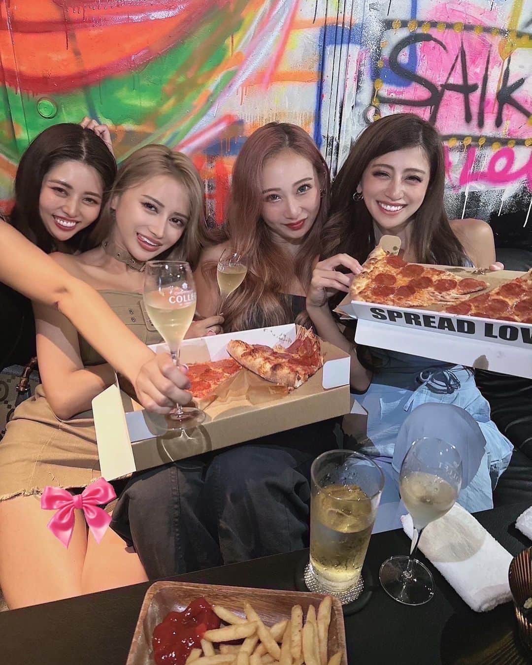 YURIKAさんのインスタグラム写真 - (YURIKAInstagram)「🍕🍟🍕🍟  Girls Party🩷🩷🩷  だいすきなみんなとホムパからのBARで 楽しすぎた最高の1日🥂💓  内装がめっちゃお洒落なAZ Bar✨ 居心地良くて毎週いるw  そのすぐ近くのピザ屋さん めっちゃ美味しいし アメリカで食べるピザ並みの大きさなの💓  @nims_pizza  ジャンクもだいすき🤣❤️  #tokyo #girlsparty #party #pizza #pizzaparty #azabujuban #roppongi #bar #friends #japanesegirl #麻布十番 #六本木 #パーティー #ピザパーティー #女子会  #東京観光スポット #ギャル #むちむち #映えスポット #タビジョ #tokyo #genic_tokyo #tabigenic #japanesegirl #swimwear #bikini #yuritabi_japan」8月5日 21時09分 - yurika__baby