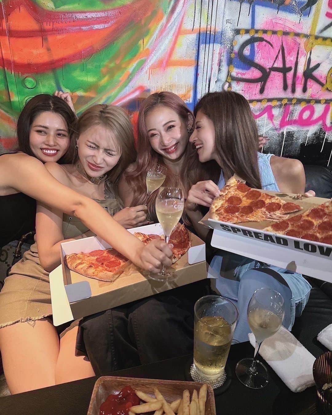YURIKAさんのインスタグラム写真 - (YURIKAInstagram)「🍕🍟🍕🍟  Girls Party🩷🩷🩷  だいすきなみんなとホムパからのBARで 楽しすぎた最高の1日🥂💓  内装がめっちゃお洒落なAZ Bar✨ 居心地良くて毎週いるw  そのすぐ近くのピザ屋さん めっちゃ美味しいし アメリカで食べるピザ並みの大きさなの💓  @nims_pizza  ジャンクもだいすき🤣❤️  #tokyo #girlsparty #party #pizza #pizzaparty #azabujuban #roppongi #bar #friends #japanesegirl #麻布十番 #六本木 #パーティー #ピザパーティー #女子会  #東京観光スポット #ギャル #むちむち #映えスポット #タビジョ #tokyo #genic_tokyo #tabigenic #japanesegirl #swimwear #bikini #yuritabi_japan」8月5日 21時09分 - yurika__baby