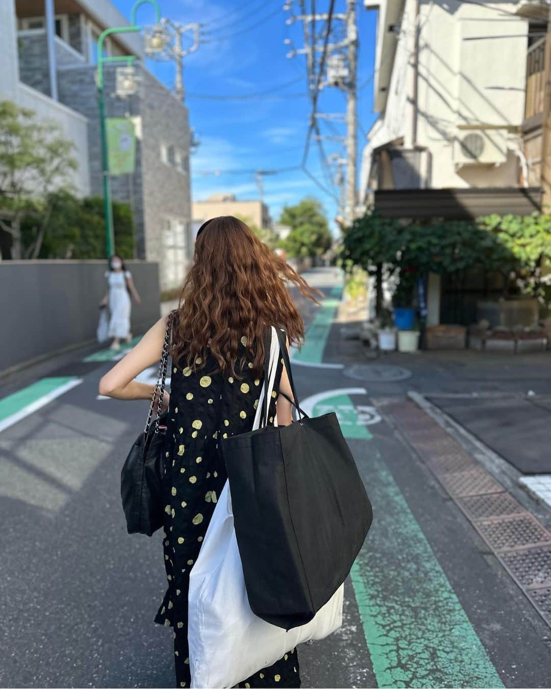 kiyomi medeirosのインスタグラム：「今週もお疲れ様でした😆☀️🌻 毎日暑いけど、空が綺麗だ☺️  撮影はいつも大荷物😂OBLIの撮影小物は、全部私物でコーデ組みも自分でやるから、毎回お家が泥棒入ったみたいになる🤣🤣🤣  でも、それも楽しいのだけどね😊✨✨  dress…#OBLI samdal…#manoloblahnik  headband…#prada  #fashion#outfit#ootd#cordinate#style#ファッション#コーディネート#コーデ#大人可愛いコーデ#カジュアルコーデ #ワンピ」