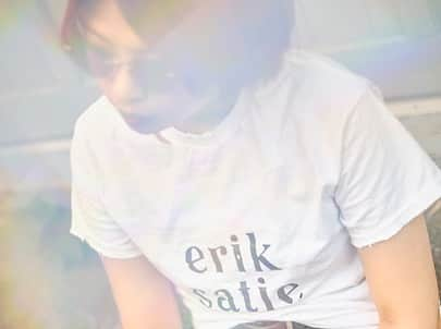 吉木諒祐さんのインスタグラム写真 - (吉木諒祐Instagram)「@debaser_store   debaser "erik satie" Damaged T/S Size: S,M,L,XL Color: white  8.6 sun 12:00〜 on sale.  今回このアイテムをつくるにあたって、忙しい中こちらの意図を汲み取りまくってデザインしてくれた @esqwe くん、プリントから加工までいつも完成度の高いものをつくってくれる @azoth_designfactory さん。 そしていつもカッコ良い写真を撮ってくれる @hurry くんと急遽モデルをやってくれた @_okudayuko ちゃん！ 本当ありがとうございます。 おかげでめちゃくちゃ良いものできちゃいました。  こちらのアイテムはdebaserオンラインストアに加え、下記店舗でもお取り扱いがございます。  渋谷  BOY Fashion & Music (@tommy_okutomi )  池の上 STRANGER (@stranger_used_ )  高崎 THE MODERN AGE (@themodernage_tksk )  photo: @hurry」8月5日 21時10分 - yhoshuah