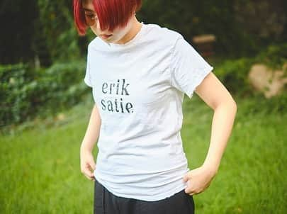 吉木諒祐さんのインスタグラム写真 - (吉木諒祐Instagram)「@debaser_store   debaser "erik satie" Damaged T/S Size: S,M,L,XL Color: white  8.6 sun 12:00〜 on sale.  今回このアイテムをつくるにあたって、忙しい中こちらの意図を汲み取りまくってデザインしてくれた @esqwe くん、プリントから加工までいつも完成度の高いものをつくってくれる @azoth_designfactory さん。 そしていつもカッコ良い写真を撮ってくれる @hurry くんと急遽モデルをやってくれた @_okudayuko ちゃん！ 本当ありがとうございます。 おかげでめちゃくちゃ良いものできちゃいました。  こちらのアイテムはdebaserオンラインストアに加え、下記店舗でもお取り扱いがございます。  渋谷  BOY Fashion & Music (@tommy_okutomi )  池の上 STRANGER (@stranger_used_ )  高崎 THE MODERN AGE (@themodernage_tksk )  photo: @hurry」8月5日 21時10分 - yhoshuah