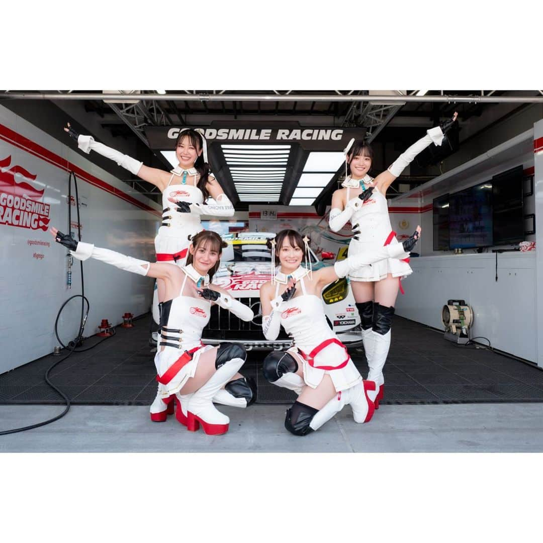 荒井つかささんのインスタグラム写真 - (荒井つかさInstagram)「SUPER GT 第4戦 富士スピードウェイ GOODSMILE RACING & TeamUKYO の応援ありがとうございました！  本日の予選は、、、 なんと1位✨ ポールポジション獲得です😭👏🏻👏🏻  最高、、、 最高すぎる、、、  めちゃくちゃ嬉しいです！！  本日富士スピードウェイは、 とっっても暑かったのですが、 暑い中ずっと応援してくれてた みんなの応援が届いたんだと思います！  いっぱい 悔しい貯金してきたからね😂 ここで一度精算しよか！！  片岡選手も谷口選手も 「ナイスドライブ！」でした🤭👏🏻  ポールtoウィン🏅💫  明日も暑い応援をよろしくお願いします！！  #fightgsr #supergt #fujispeedway #raceqeen #win #yokohamatire #goodsmileracing #teamukyo」8月5日 21時10分 - 22tuttu_