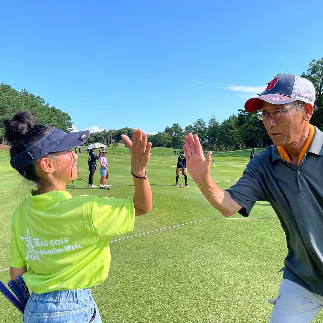  JGTO 男子プロゴルフツアーのインスタグラム：「⛳️静ヒルズカントリークラブで夏休み恒例のスナッグゴルフ親子大会を開催🎯子どもが親や祖父母とペアを組んで1つのボールを交互にプレー🤝ナイスプーにはハイタッチ🤚優勝は佐久間大聖親子ペア👏  #JGTOキッズゴルフ応援プロジェクト #JGTO #ゴルフ #golf #골프 #スナッグゴルフ #snaggolf #스내그골프」