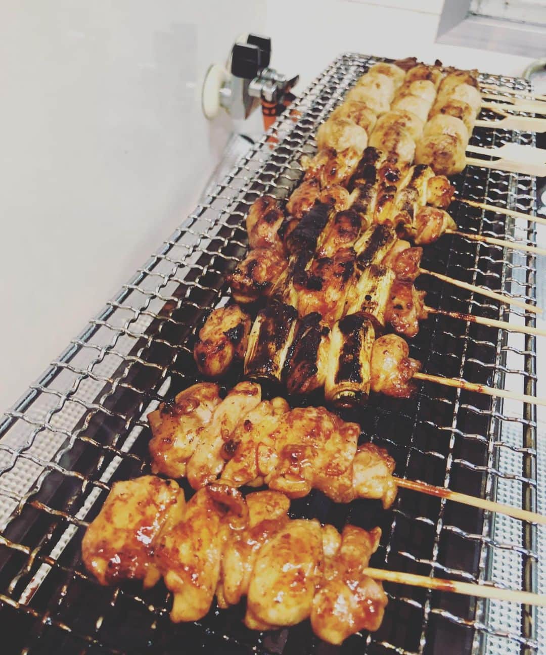 JOJO（ものまね）さんのインスタグラム写真 - (JOJO（ものまね）Instagram)「【焼き鳥】―{}@{}@{}- ✨️ 本日8/5(土)・明日8/6(日)は私が焼きます🔥✨  たまには焼くのです︎🫶🏻😁✨️  焼鳥〜Yakitori〜🍢✨  国産鶏を店頭にて丁寧に 1本1本手刺ししてます( *^艸^)✨  テイクアウトはご予約頂ければ 24時間365日いつでもご対応します(｡•ᴗ•｡)♡  焼き鳥 鳥辰 連絡先やメニューに関しての お問い合わせはDMください🤗✨  ※普段はJOJOパパ(歴7年)が焼いてます✨  私は歴17年目(ブランク有w)🤣 (๑´ڡ`๑)ﾃﾍ✧*̣̩⋆̩☽⋆゜  #jujuのそっくりさんjojo #焼き鳥 #焼き鳥大好き #焼き鳥屋 #焼き鳥好きな人と繋がりたい #焼き鳥屋さん #焼き鳥好き #焼き鳥好きと繋がりたい #焼き鳥部 #焼き鳥スタグラム #焼き鳥🐔 #焼鳥 #焼鳥好きな人と繋がりたい #焼鳥屋 #焼鳥好きと繋がりたい #あきる野市 #あきる野グルメ #秋川渓谷 #Akiruno #グルメ #グルメ好きな人と繋がりたい #グルメスタグラム #グルメ女子 #グルメ部 #グルメな人と繋がりたい #グルメ巡り #グルメ好き #東京グルメ #食テロ #食テログラム」8月5日 15時49分 - jojo_monomane