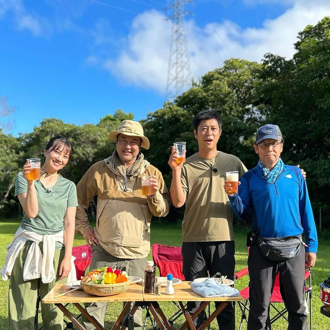 崎山一葉のインスタグラム：「* 8/6 日曜日 よる7時から BS11にて 『とにかく明るい安村とパンサー尾形 のやんばる登山』 が放送予定です。  8/11の山の日 (山に親しむ機会を得て、山の恩恵に感謝する)  今年は山の日沖縄大会という事もあり お二人と、やんばるの山を目指します⛰️  とっても良い刺激をうけました✨  ※写真は登山のプロ金田さん。 具志堅用高さんもご一緒させていただきました！  ありがとうございました♪  @tonikaku.a.yasumura  @oga.ogaoga399  @4gushiken_yoko5  👕 @jackwolfskin.jp HM: haruyo.& karen」