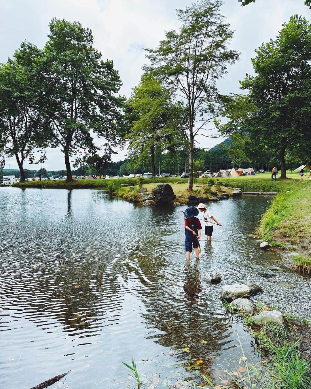 himecyanさんのインスタグラム写真 - (himecyanInstagram)「池の鯉を釣ってみたい！だけど棒だけじゃ釣れないことに気づいていない小1コンビ😂😂😂  #釣り人  #キャンプ場」8月5日 15時42分 - himecyan