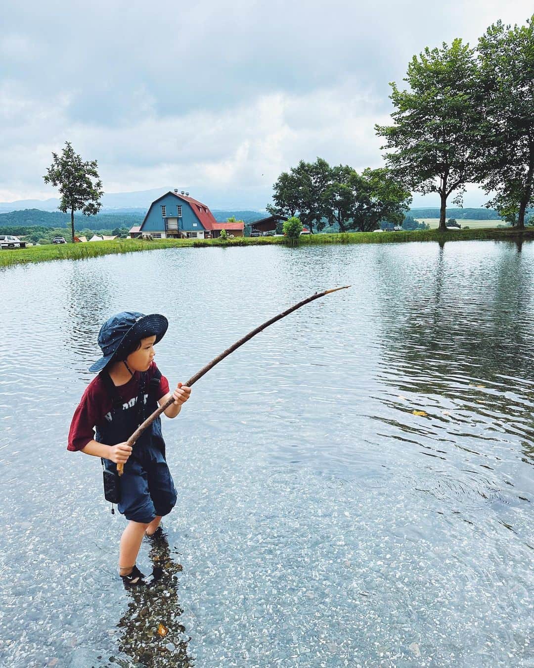 himecyanのインスタグラム：「池の鯉を釣ってみたい！だけど棒だけじゃ釣れないことに気づいていない小1コンビ😂😂😂  #釣り人  #キャンプ場」