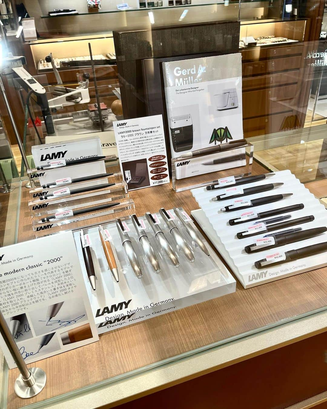 Omotecho Style Storeさんのインスタグラム写真 - (Omotecho Style StoreInstagram)「LAMY ポップアップ開催中✒️  LAMYのアイコン的シリーズの 《LAMY 2000》 ゲルト・ミュラーによってデザインされたLAMYデザインの原点を伝えるシリーズです。  スタイリッシュなデザインでギフトとしてもおすすめです✨  #lamy #ラミー #lamy2000 #ラミー2000 #ゲルトミュラー #gredamuller #ポップアップ #popup #万年筆 #ボールペン #シャープペンシル #シャーペン #メカニカルペンシル #ラミー万年筆 #lamy万年筆 #文具好きと繋がりたい #文具好きとつながりたい #筆記具好きと繋がりたい #万年筆好きな人と繋がりたい #万年筆好き #文具沼 #筆記具沼 #万年筆沼 #岡山 #表町 #表町商店街」8月5日 15時50分 - omotechostylestore