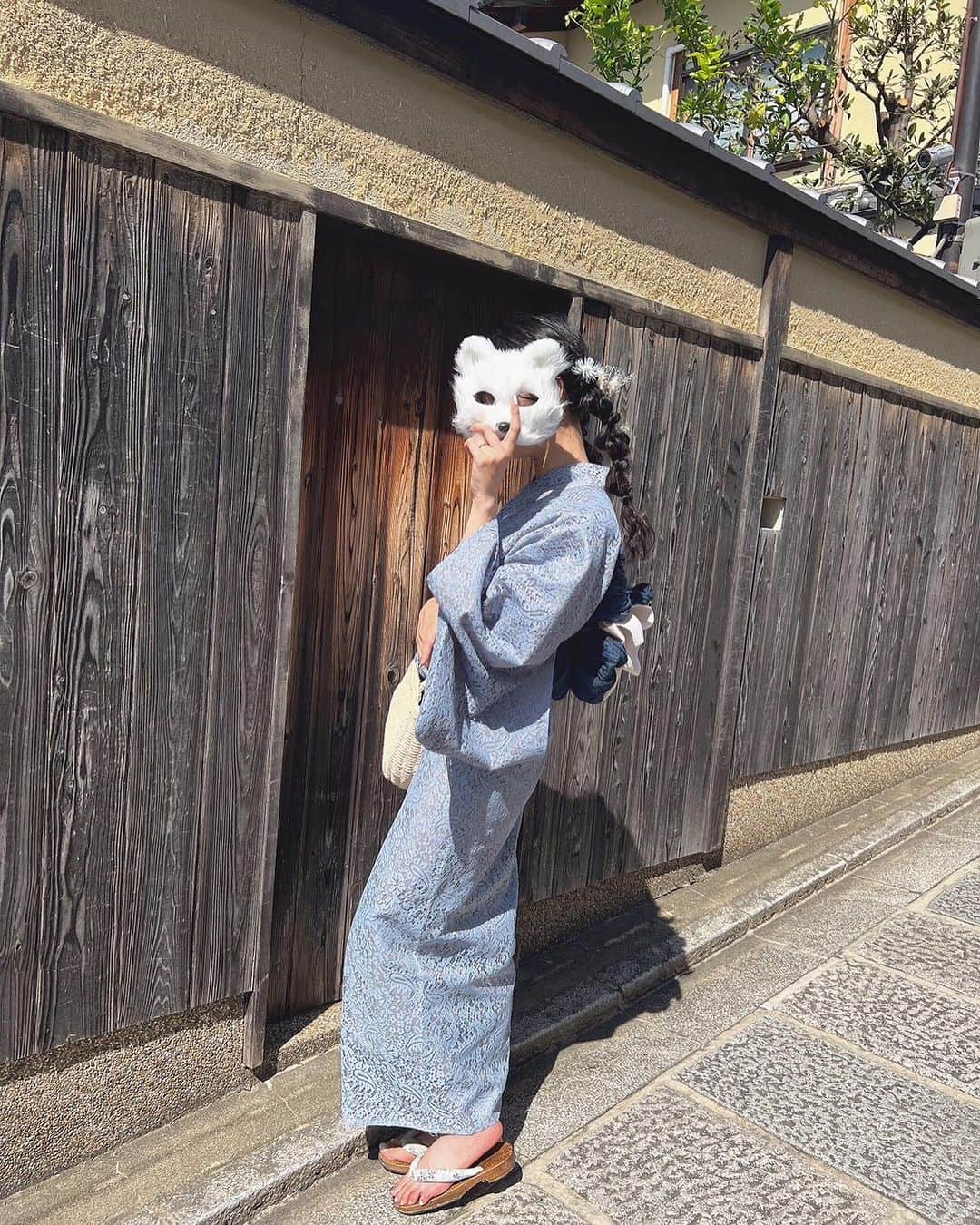 塩崎莉乃さんのインスタグラム写真 - (塩崎莉乃Instagram)「. 昨日の京都でのレンタル着物屋さんは @kyonomiyako_kyotoekimaeten こちら✨ . バタバタさせてしまったのにお気遣いなどすごくて感謝でいっぱいでした🥺💗 . 浴衣選びも帯選びもかわいいの多いから めっちゃ悩むと思うけど何選んでも正解やわ。笑 . ちなみに私は意外とスパッて決めれました👘 . 今どき風レース浴衣もドライフラワーアクセも 取り扱いしてるし着付けもヘアセットも素早くて おすすめでしかないですっっ！ . 京都駅から歩いて5分くらいやったかな？ . ヘアアレンジは特に神でした✨ ありがとうございました😭。 . . . . . . . . . . . . . . . . . . PR @kyonomiyako_kyotoekimaeten #京乃都京都駅前店 #kyonomiyakokyotoekimaeten #京都着物レンタル #京都着物着付け #レース着物 #着物ヘアセット #着物レンタル」8月5日 15時45分 - riinon