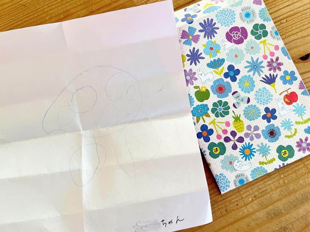 aco.のインスタグラム：「2023.8.5  娘が初めて書いた（描いた） 友達への手紙💌  1学期の終わりにお友達に初めて手紙をもらって 大喜びしてたけど 返事を書くとかいうことではなく それで満足 （多分そういうやりとりをまだ知らない笑）  まぁ時期が来たら 勝手にそういうのもハマるよね〜 と思ってたのですが 夏休みに入ってしばらく経ち 「あれ…ようちえんぜんぜんないな… 　ともだちとあそびたいぞ？？」 ってなったんでしょうか😂  娘が初めて手紙を書いたのは 幼稚園で荷物を置く棚が上下のAちゃん  荷物を片付ける時が一緒になると 娘は肘でAちゃんを退けようとしたり え、、意地悪😇って思ってたのですが （それを見つつ親同士話してる） Aちゃんが大好きなのねー  （ちなみに娘に手紙をくれたのは別の女の子… 　まだゴタゴタはないけど 　やっぱり女子って複雑になりそうな予感😂） . . . 筆圧が弱くて見えにくいけど 娘が描いたAちゃんには 初めて手足が生えていました  あー！これぞ#頭足人 ！！  2枚目は自分を描くと言って 「◯◯ちゃんの髪の毛難しいー！」と 一度は断念したけど 鏡で見てから描いてみたら？って言ったら じっくり見てから描いた自画像 笑  あれだけこだわってた髪の毛どこ？ ってなりましたが いつも白目なのに黒目も入ってた！  息子の時って、こういう成長過程 どんな感じだったか忘れちゃったので 面白い☺️✨ . . . . . #aco子育て記録 . #お手紙 #夏休みのひとこま #季節を楽しむ暮らし #ムクリ #木の家 #平屋 #平屋建て #平家の家 #平家住宅 #平屋暮らし #こどものいる暮らし #こどもと暮らす #子育てを楽しむ #3歳 #3歳女の子 #10月生まれ #幼稚園児 #こどものいる暮らし #こどもと暮らす #子育てを楽しむ  #11歳差子育て #年の差兄妹 #年の差育児  #暮らしを楽しむ家づくり #暮らしの記録 #日常の記録 #日常を楽しむ #日常を楽しく  .」