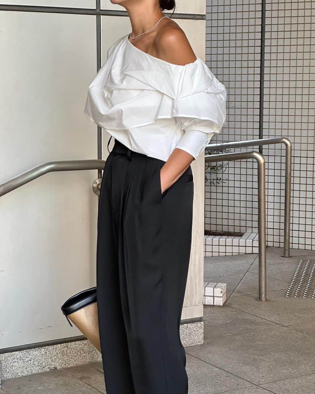 ETRÉ TOKYO ストアのインスタグラム：「@etretokyo  【Recommend items】 ㅤㅤㅤ ㅤㅤ #ETREタイプライターオフショルダートップス WHITE / BLACK F size ¥25,300(tax in) ㅤ  新宿スタッフ @etretokyo_sae 168cm @etretokyo_risa 160cm ㅤㅤ  ㅤ着用カラー：WHITE ㅤㅤㅤ ㅤㅤㅤ  - - - - - - - - - - - - - - - - - - - - - - - - - - - -  商品詳細はTOPページURLよりチェック🔍 ›› @etretokyo_store  ㅤㅤㅤ スタッフコーディネートも毎日更新中【 #etretokyo_staff_ootd 】をフォロー🐿️  TOPページの"フォロー中"から 気になるスタッフのアカウントをフォロー🤝  ㅤㅤㅤ ㅤㅤ  - - - - - - - - - - - - - - - - - - - - - - - - - - - - ⁡  【INFORMATION】 ⁡ㅤㅤㅤ ⁡ ※ ルミネカード会員様限定で店舗通販のご利用が可能です。  ⁡ ※お電話がつながりにくい可能性がございます。 ⁡ ※また混雑時には入場制限及び 試着点数の制限を設けさせて頂きます。 予めご了承ください。 ⁡ ⁡ ご理解、ご協力を賜りますよう 心よりお願い申し上げます。   ㅤㅤㅤ 【LUMINE SHINJUKU STORE】 ETRÉ TOKYO ルミネ新宿2店 TEL：03-5989-0979  ー営業時間ー (平日、土日祝)11:00-21:00 ⁡ #etretokyo#etre#fashion#etretokyoshinjuku #etre#2023etre#etretokyo_staff_ootd#2023aw #ルミネ新宿2 #新作紹介 #秋ファッション #秋スタイル #スタッフスナップ #シンプルコーディネート#シンプルファッション #白黒コーデ #ワントーンコーデ #白ブラウス #タックパンツ #オトナ女子コーデ」