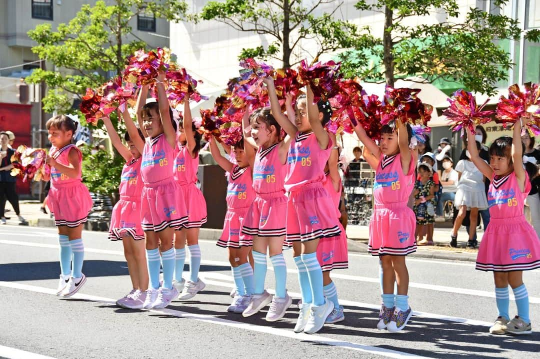 島田市さんのインスタグラム写真 - (島田市Instagram)「本日から2日間、4年ぶりの開催となる「しまだ夏まつり」が開催されています。 消防車の乗車体験やお化け屋敷など、子どもたちが楽しめるイベントが盛りだくさん。ぜひ、お越しください。 #島田市 #しまだ夏まつり #島田市商店街#夏まつり #shimadacity #japan #チアダンス #静岡市消防音楽隊」8月5日 15時58分 - shimadacity_shizuoka_official