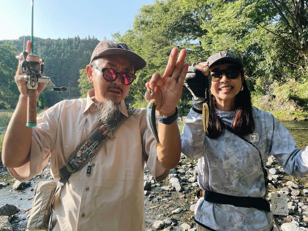 石川文菜のインスタグラム：「リュウヤさんと出会って12年だけど、一緒に釣りしたのは初めて🤣🤣  まさかGOOUT釣り部でご一緒出来るとは思わなかったし、やっぱり嬉しいね！ 入間川での撮影もバッチリ終えて、答え合わせをしに撮影後川へ。編集部シュウさんとも釣り出来て良かった🎣✨  企画は夏休みらしい内容になっていますので、8月末発売のGOOUTをお楽しみに🐻🤍  @begoodfunegg のEGG CAST SOFTYとチビティアロで狙うカワムツ、面白いですよ😍😍 川はひんやりとしていて気持ちが良いし、ぜひやってみてほしい！！！  みなさん、ありがとうございました🙇🏻‍♀️」