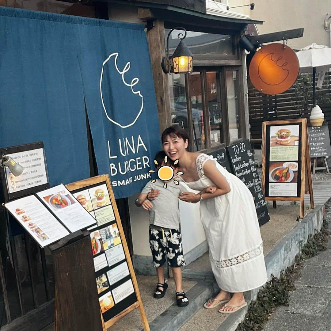 新妻聖子さんのインスタグラム写真 - (新妻聖子Instagram)「この夏食べた美味しい物たち🍔🍩🥢🍰  まずは鎌倉の長谷駅に新規オープンしたヴィーガン・バーガーのお店「ルナ・バーガー」！！  私はフードトラック🚚時代からのファンなのですが、初めて店舗を構えるとのことで家族で行ってきました！  写真は「Kamakura BBQ Burger」🍔  これが…もう！！ めちゃくちゃ美味しかった！！揚げたてのオニオンリングが良い塩梅に罪深く、とにかくバーベキューソースが激ウマ！！人生最高バーガー更新した…✨  私はヴィーガンでは無いので普通の肉肉しいバーガーも大好きなんですが、ここのは本当に美味しい😋  この夏鎌倉方面に行く予定のある方は是非寄ってみてー！  そして私の推し「ミスタードーナツ」様の新作。  #生フレンチクルーラー はい最高。 やっぱりミスドはすごいわ〜  2年ぶりにやっと食べられた幡ヶ谷「Equal」のチーズケーキもどーん😭✨ やはり都内最高のチーズケーキはここ！！  最後のすだち蕎麦は、恵比寿「松玄」。 暑い日のすだち蕎麦はたまらんです！！！  いっぱい食べて夏を楽しもーう！！ #食欲バンザイ  #ヴィーガンバーガー  #ミスタードーナツ  #チーズケーキ #すだち蕎麦  #新妻聖子」8月5日 15時51分 - seikoniizuma