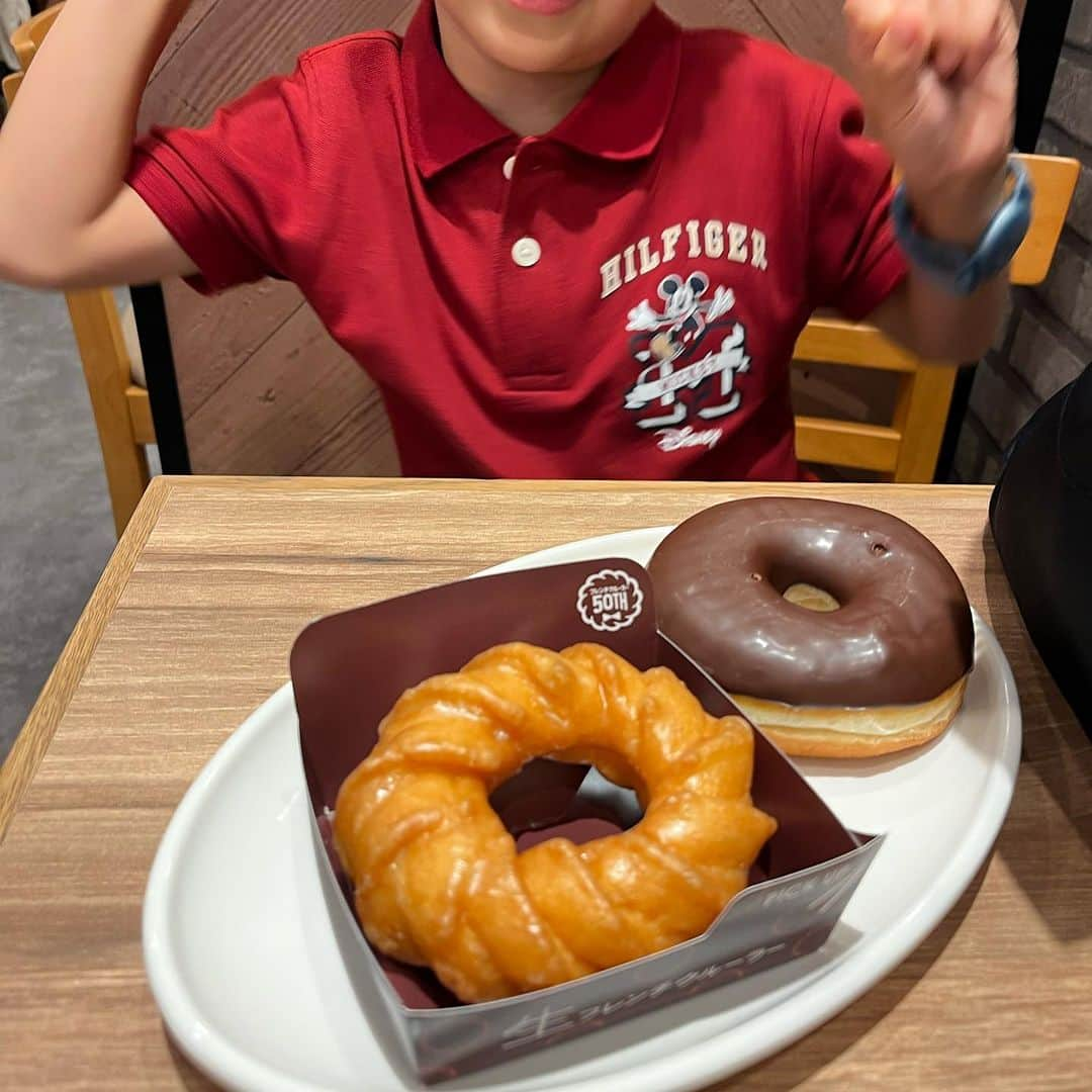 新妻聖子さんのインスタグラム写真 - (新妻聖子Instagram)「この夏食べた美味しい物たち🍔🍩🥢🍰  まずは鎌倉の長谷駅に新規オープンしたヴィーガン・バーガーのお店「ルナ・バーガー」！！  私はフードトラック🚚時代からのファンなのですが、初めて店舗を構えるとのことで家族で行ってきました！  写真は「Kamakura BBQ Burger」🍔  これが…もう！！ めちゃくちゃ美味しかった！！揚げたてのオニオンリングが良い塩梅に罪深く、とにかくバーベキューソースが激ウマ！！人生最高バーガー更新した…✨  私はヴィーガンでは無いので普通の肉肉しいバーガーも大好きなんですが、ここのは本当に美味しい😋  この夏鎌倉方面に行く予定のある方は是非寄ってみてー！  そして私の推し「ミスタードーナツ」様の新作。  #生フレンチクルーラー はい最高。 やっぱりミスドはすごいわ〜  2年ぶりにやっと食べられた幡ヶ谷「Equal」のチーズケーキもどーん😭✨ やはり都内最高のチーズケーキはここ！！  最後のすだち蕎麦は、恵比寿「松玄」。 暑い日のすだち蕎麦はたまらんです！！！  いっぱい食べて夏を楽しもーう！！ #食欲バンザイ  #ヴィーガンバーガー  #ミスタードーナツ  #チーズケーキ #すだち蕎麦  #新妻聖子」8月5日 15時51分 - seikoniizuma