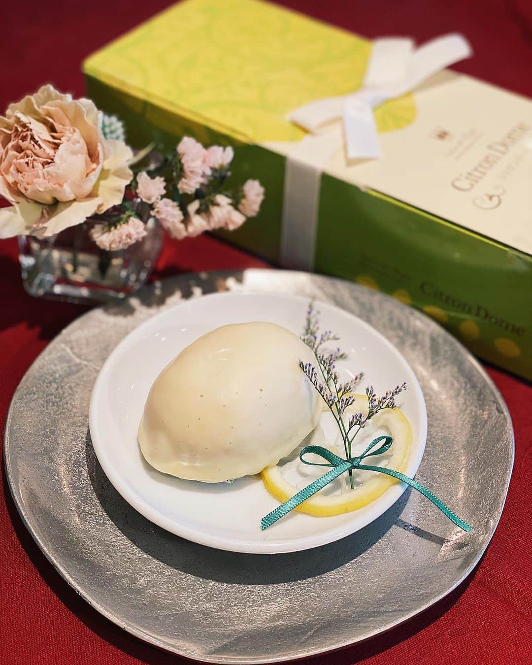 Salon de Royal Kyotoさんのインスタグラム写真 - (Salon de Royal KyotoInstagram)「皆様こんにちは サロンドロワイヤル京都本店でございます🫖🍃 ・ ・ 本日は夏にぴったりの焼き菓子ををご紹介いたします。 ・ 「シトロンドーム」  レモンの風味をしっかりと閉じこめた爽やかな味わいの レモンケーキでございます🍋  こちら5個入りのお箱のみのご用意でございます、暑い日が続きますが休息のお供にどうぞお試しください🍴  ・ 【営業時間】 11:00〜19:00(L.O.18:00) ・ ・ 本日も皆様のご来店を心よりお待ちしております☕️ ・ ・ #サロンドロワイヤル京都店 #salonderoyalkyoto#サロンドロワイヤル京都本店#サロンドロワイヤル京都#サロンドロワイヤル#salonderoyal#日本#japan#京都#kyoto#京都スイーツ#京都カフェ#ボンボンショコラ#チョコレート #チョコ #ショコラ #chocolate #chocolat #chocolatier#salonderoyal#京都市役所前カフェ#三条カフェ#川床席#鴨川沿い#鴨川カフェ#納涼床 #シトロンドーム  #レモンケーキ」8月5日 15時52分 - salon_de_royal_kyoto
