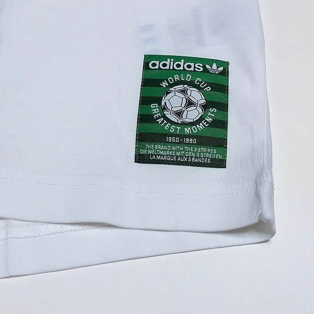 サッカーニュース：Qoly（コリー）さんのインスタグラム写真 - (サッカーニュース：Qoly（コリー）Instagram)「adidas 2006 ワールドカップ1966 ENGLAND ポスターTシャツ  #adidas が2006年の #ドイツW杯 に合わせてリリースしたワールドカップ・ポスターTシャツ。  FIFA（国際サッカー連盟）公認の #オフィシャルアイテム で、前面に1966年イングランド大会のポスターをプリント。 レトロな雰囲気が漂う。  左袖にはadidasロゴのトレフォイルを刺繍。 左裾のフィールドをデザインした“WORLD CUP GREATEST MOMENT”のタブがおしゃれなデザイン。  ▶ご購入は『Qoly×LFB vintage』からどうぞ！→ @qolylfb  #ワールドカップ2006 #ワールドカップ1966ポスター #イングランドW杯 #ポスターTシャツ #fifa公認アイテム #サッカー #football #soccer #サッカー好き #ヴィンテージサッカーアイテム #サッカーファッション #スポーツファッション #新品デッドストック #サッカーショップ #サッカーユニフォームショップ #qoly_lfb_vintage」8月5日 23時30分 - qolyjp