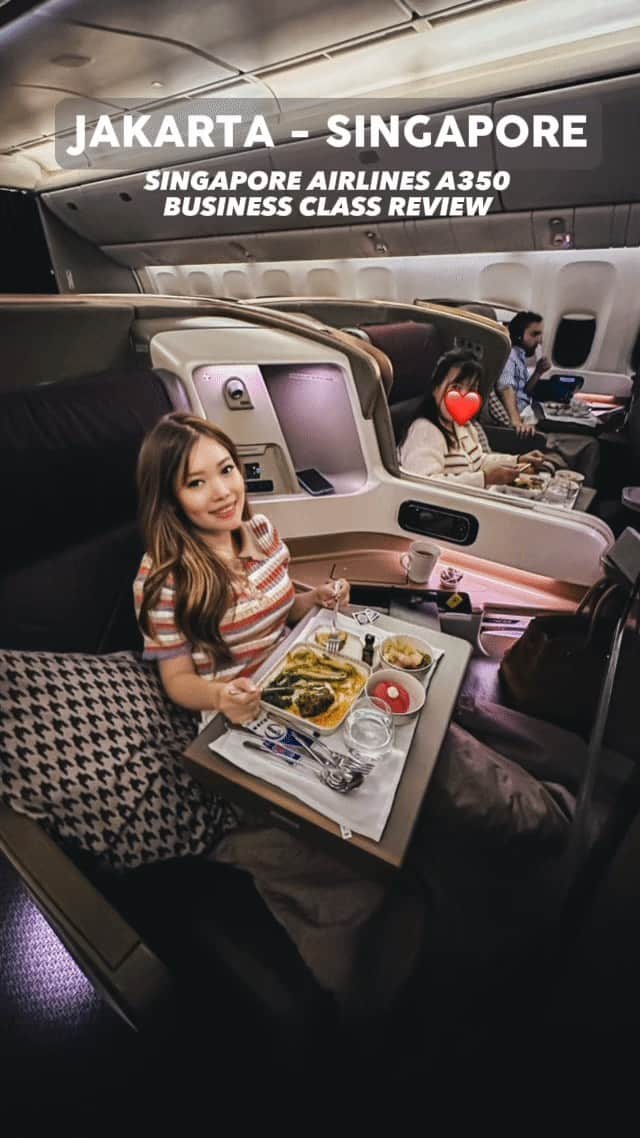 Stella Leeのインスタグラム：「I have been in love with Singapore Airlines these days due to its magnificent business class design as well as their world class service. I have tried Jakarta - Singapore route a few times before but this is the first time I brought my mom to enjoy this experience with me as well as the first video I made for this route 🤫 She’s definitely lovin this ❤️  Who would you bring when you’re flying in style? ✈️」