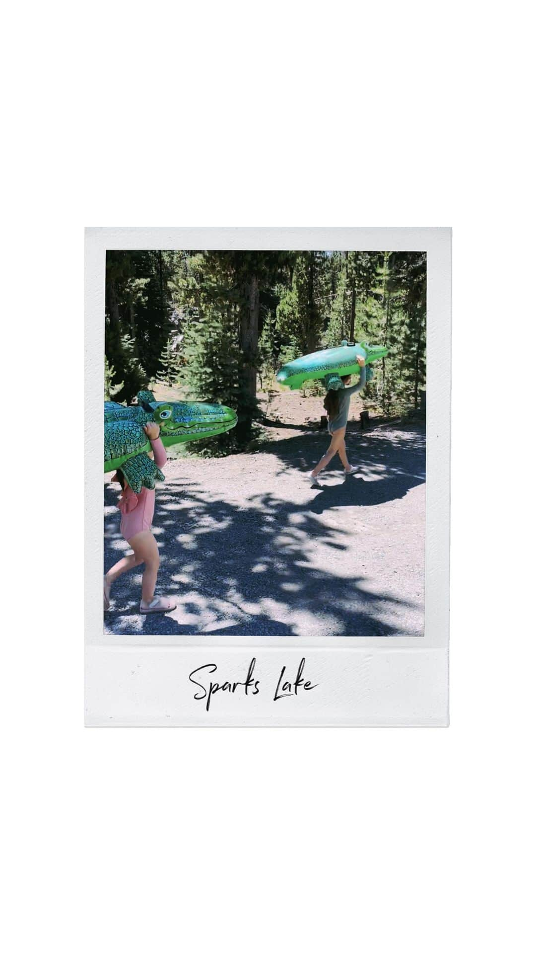 大橋菜央のインスタグラム：「Day trip to Sparks Lake🐊🐊 . . . 未舗装のでこぼこ砂利道をゆっくりゆっくり車で進んだ先にある スパークスレイク🚙 . 去年初めて訪れて 雪が残る山の涼やかな景色と木々に囲まれた遠浅のクリアな湖に感動🥹✨ . 今年も去年こちらで買った妙にリアルな鰐の浮き輪(これしかなかったw)を持って遊びにきました🏔 . ぷかぷか浮かんでスナック食べて 遊び疲れて鰐の上で座ったままうとうとしているAnnを激写しました🤣 . . . swimwear @casablueswim @jane_collection_  . ribbon @la_mer.3 .  #naoliving_bend #オレゴン州 #bendwithkids #ポートランド #miababyliving #annbabyliving」