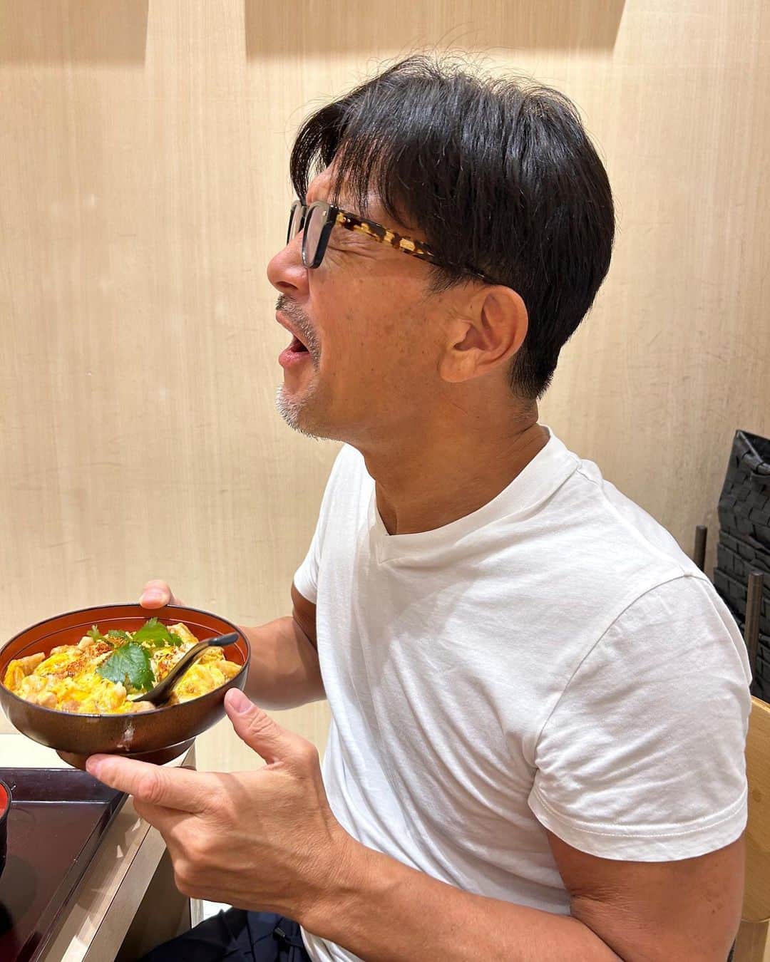 榊原信行さんのインスタグラム写真 - (榊原信行Instagram)「何だか無性に名古屋メシが食べたくなって、子どもの頃から良く食べていた名古屋コーチンの"鶏三和”の親子丼を食べにミッドタウンまで行ってきました！ ソウルフードの味にデラ癒されました！ デラうま！ 最高！  I really wanted to eat Nagoya food, so I went to Midtown Roppongi, Tokyo to eat Nagoya Cochin's "Tori Sanwa" oyakodon, which I've been eating a lot since I was a child! I was so healed by the taste of soul food! It was "Dera-uma“! Awesome!!  #鶏三和 #名古屋コーチン #親子丼 #六本木 #ミッドタウン #roppongi  #Tokyo #バラさんの日常🌹 #バラさんオススメグルメ🌹」8月5日 16時16分 - nobu_sakakibara