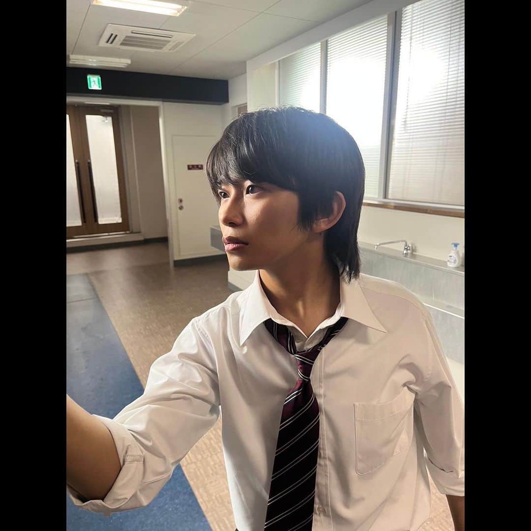 加藤清史郎のインスタグラム：「・ 『最高の教師』第4話 今夜22時10分から  「悪りぃじゃねえだろ。」 3話の最後、廊下でぶつかってきた栖原くんの 胸ぐらを掴んでしまいました。  その時の写真でs... おっと！？  こりゃ失礼失礼、 間違えて第4話の台本の胸ぐら(?)を掴んでいる写真を 載せてしまいました…  ということで、今夜、第4話です笑笑笑笑  「アイツ、何かしでかすかもなぁ」 と美月(西野)に言われてます。  僕、なんかしでかしちゃうんですかねぇ…  お楽しみにー  @saikyo_ntv #最高の教師 #最教 #サイキョー #第4話 #相楽琉偉 #加藤清史郎」