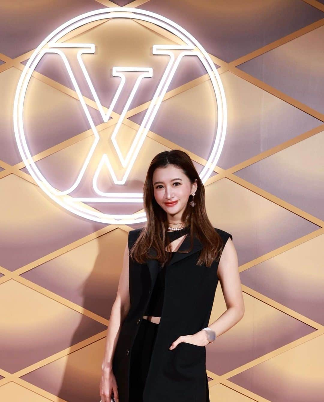 平山美春のインスタグラム：「@louisvuitton 💛🩶  #louisvuitton  #fw23」